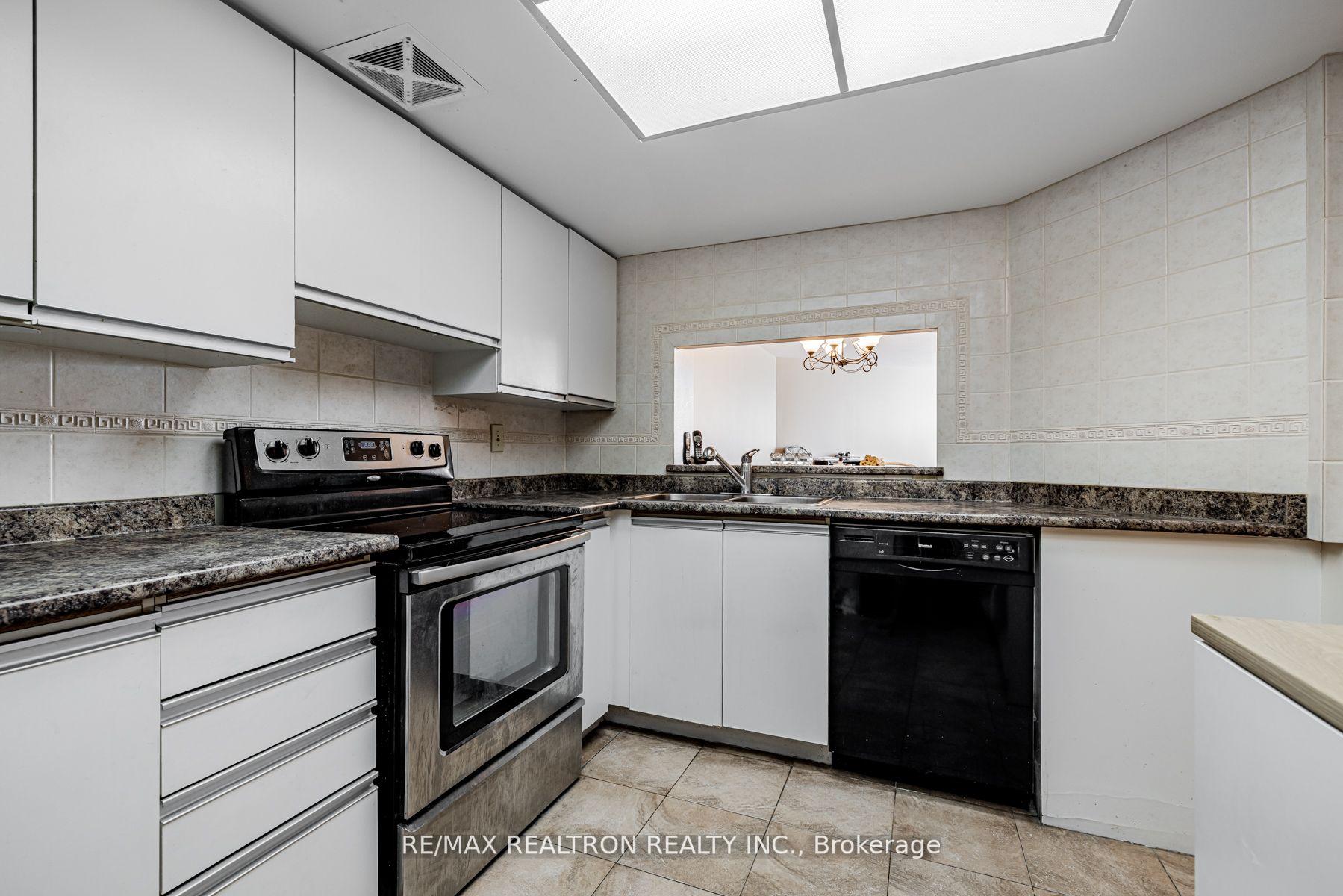 2 Bedrooms Condo at 7440 Bathurst,  Vaughan For sale
