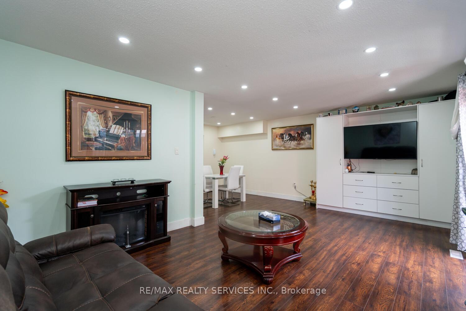 5 Bedrooms Condo at 2825 Gananoque, Mississauga For sale