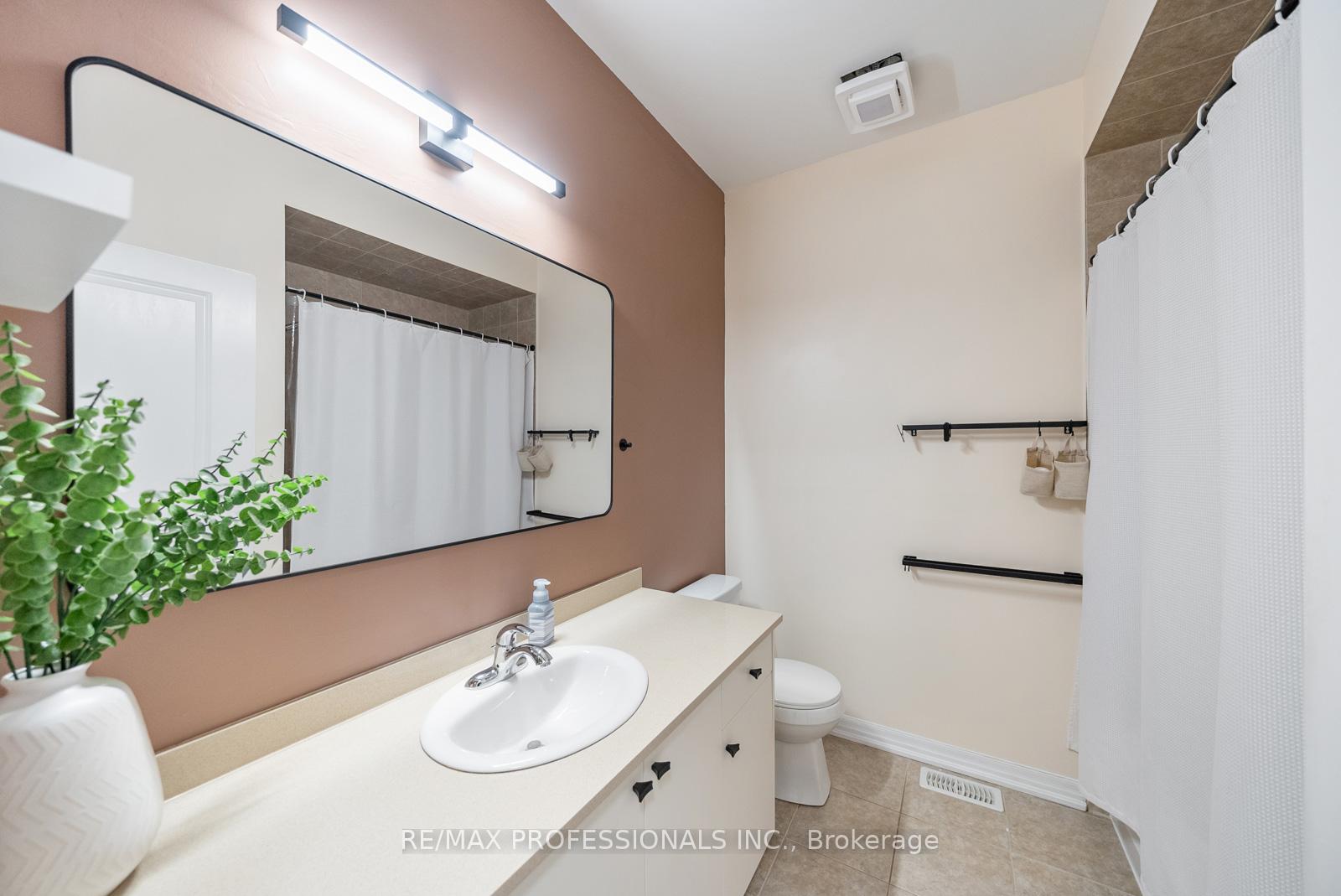 2 Bedrooms Condo at 1437 Lakeshore,  Mississauga For sale