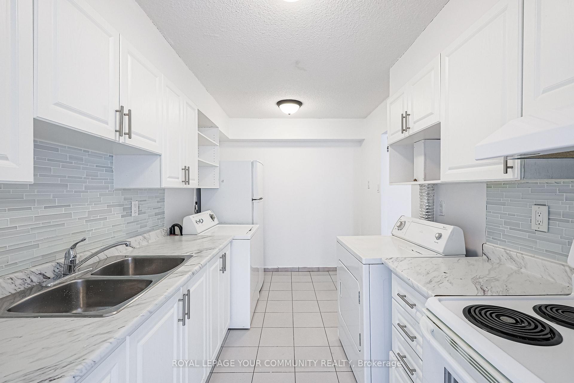 2 Bedrooms Condo at 10 Tobermory, Toronto For sale