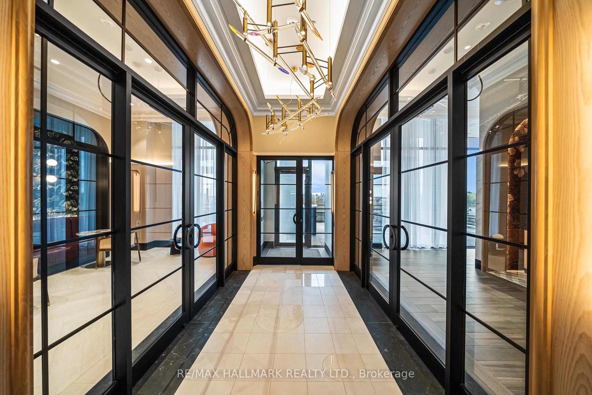 3 Bedrooms Condo at 10 Inn On The Park, Toronto For sale