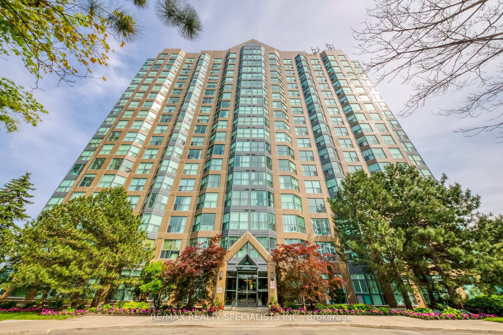 2 Bedrooms Condo at 2177 Burnhamthorpe, Mississauga For sale