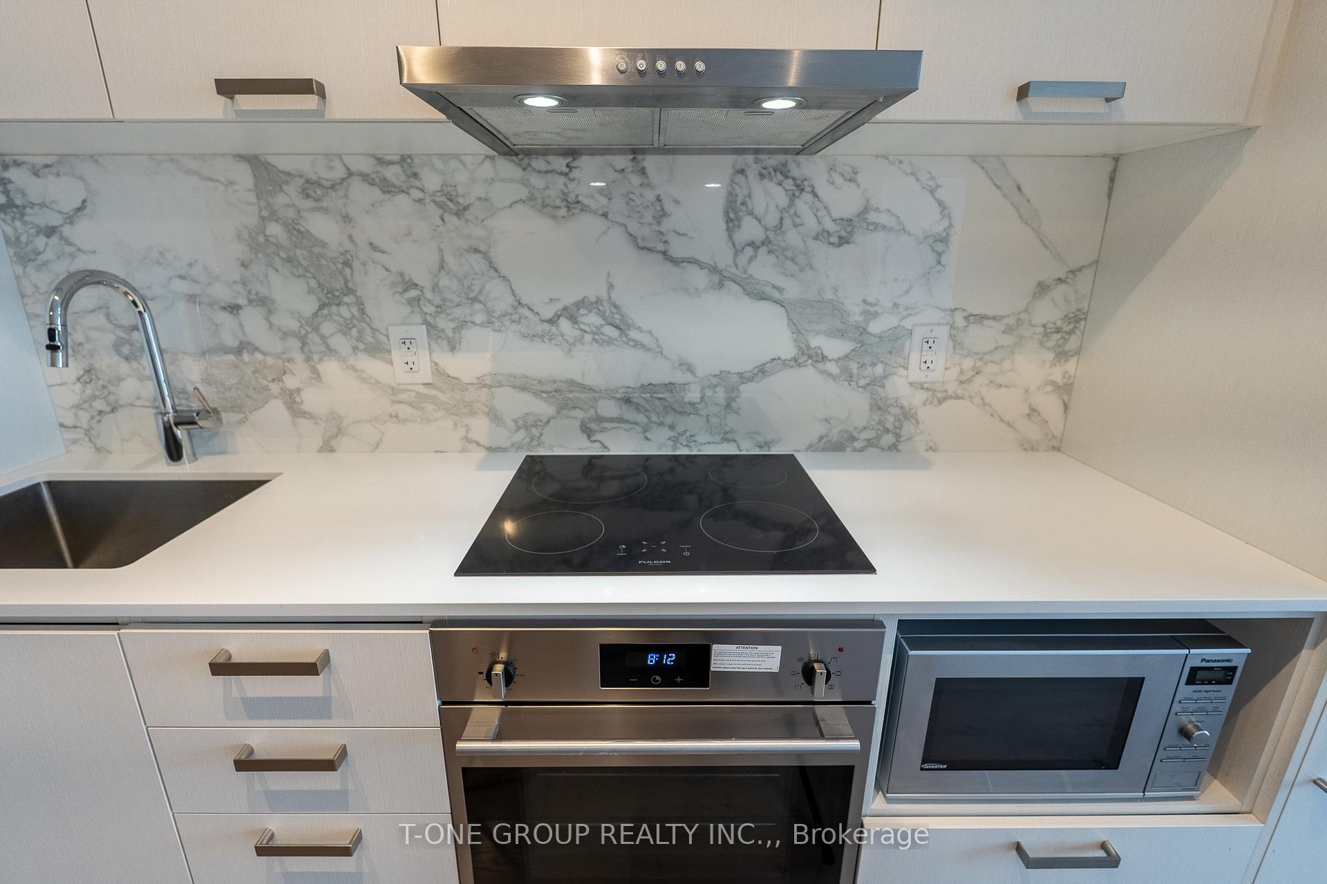 2 Bedrooms Condo at 10 Honeycrisp, Vaughan For sale