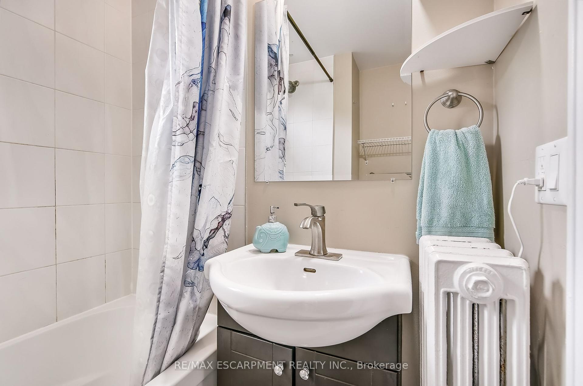 2 Bedrooms Condo at 25 Mountwood, Hamilton For sale