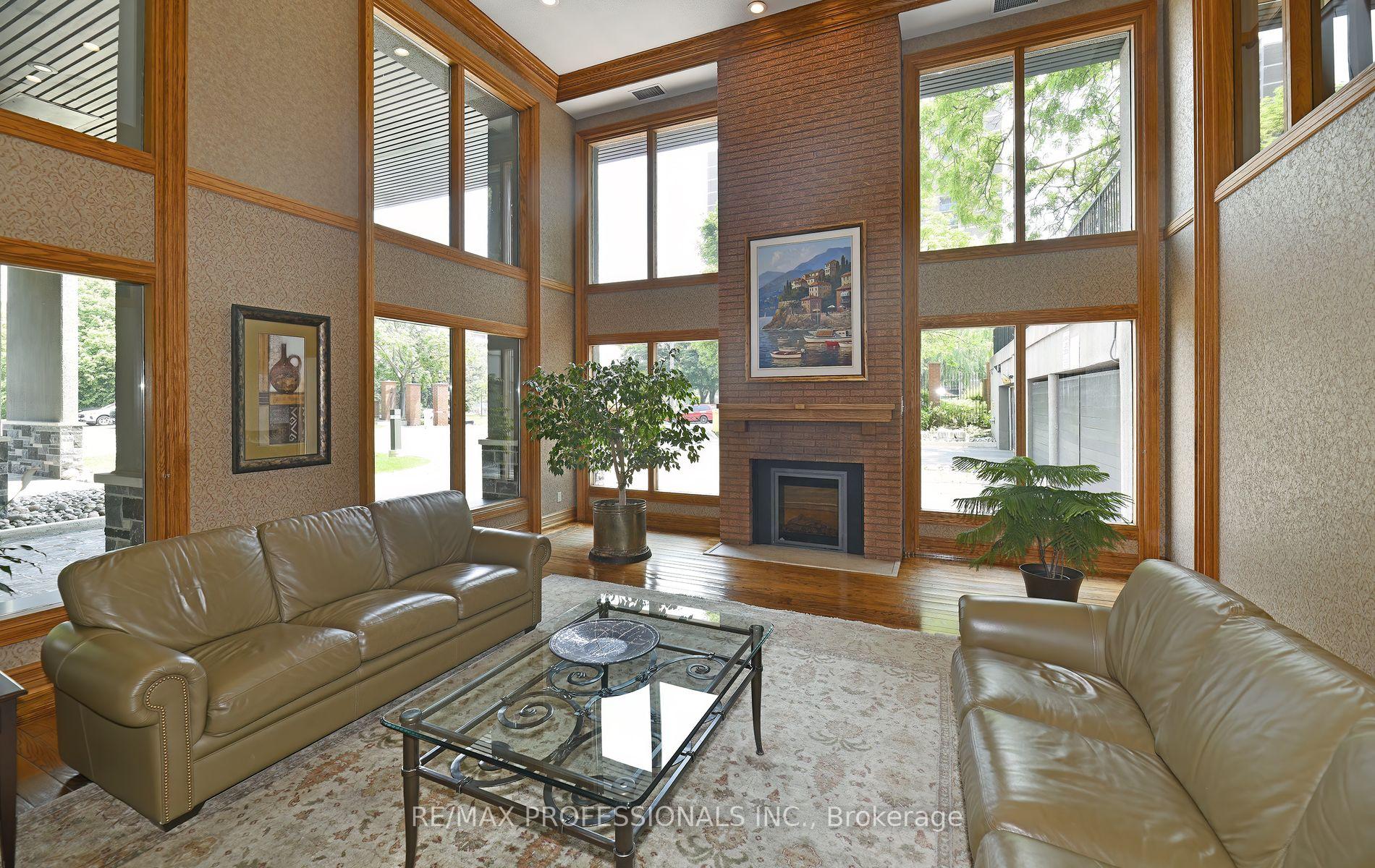 3 Bedrooms Condo at 40 Richview, Toronto For sale