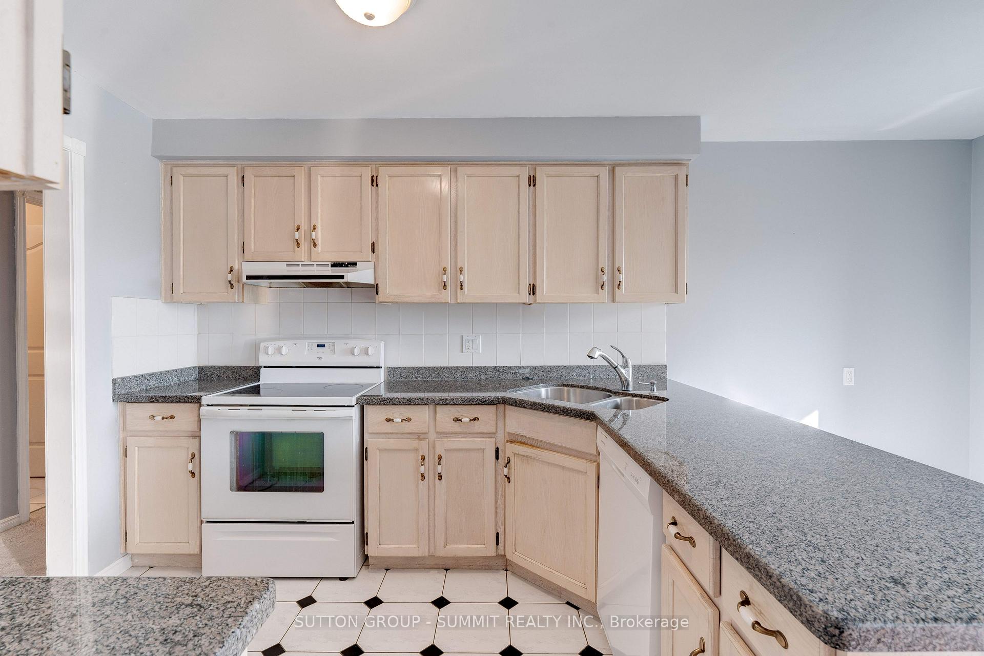 2 Bedrooms Condo at 3050 Pinemeadow, Burlington For sale