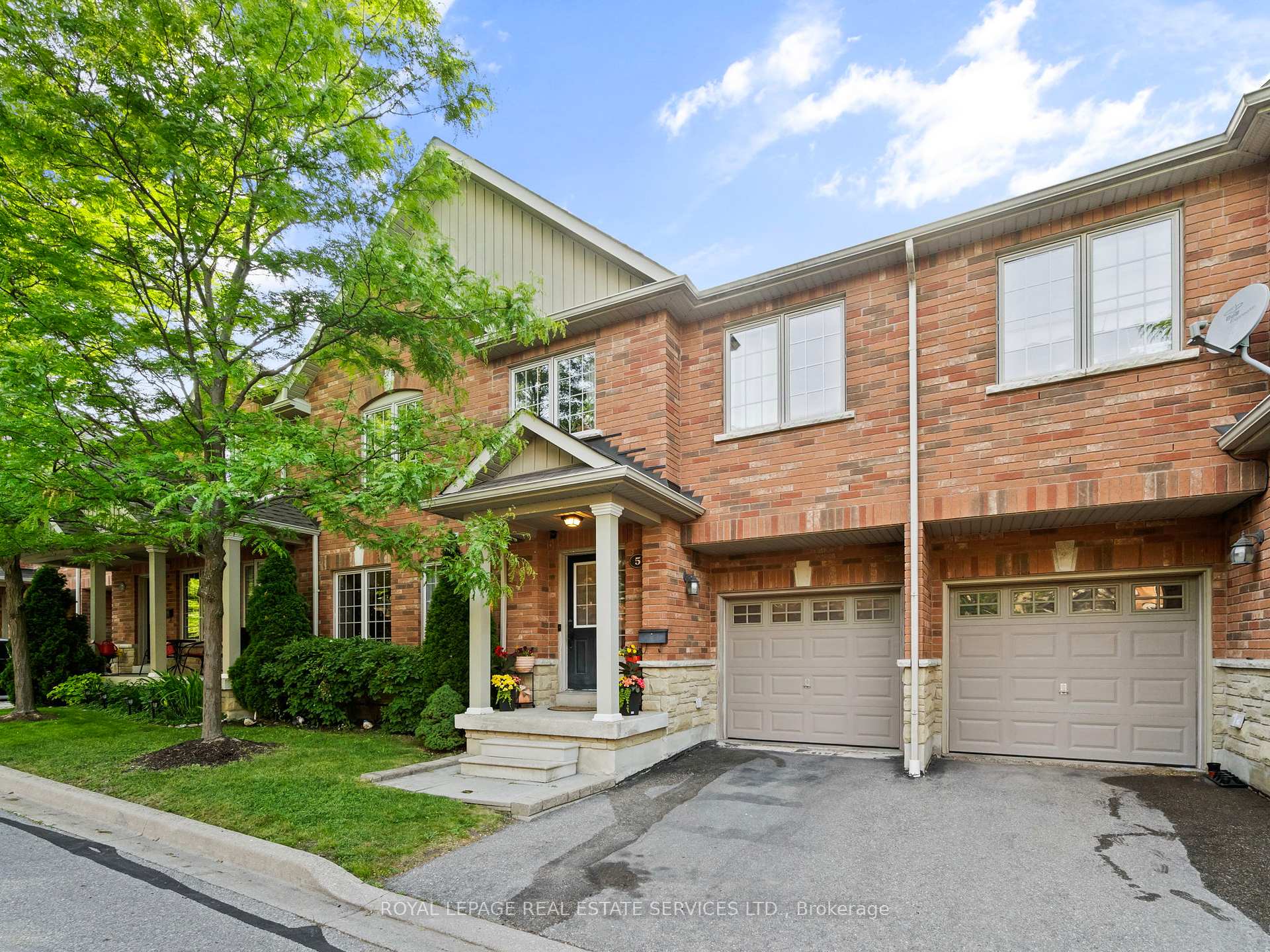 3 Bedrooms Condo at 3040 Fifth, Mississauga For sale