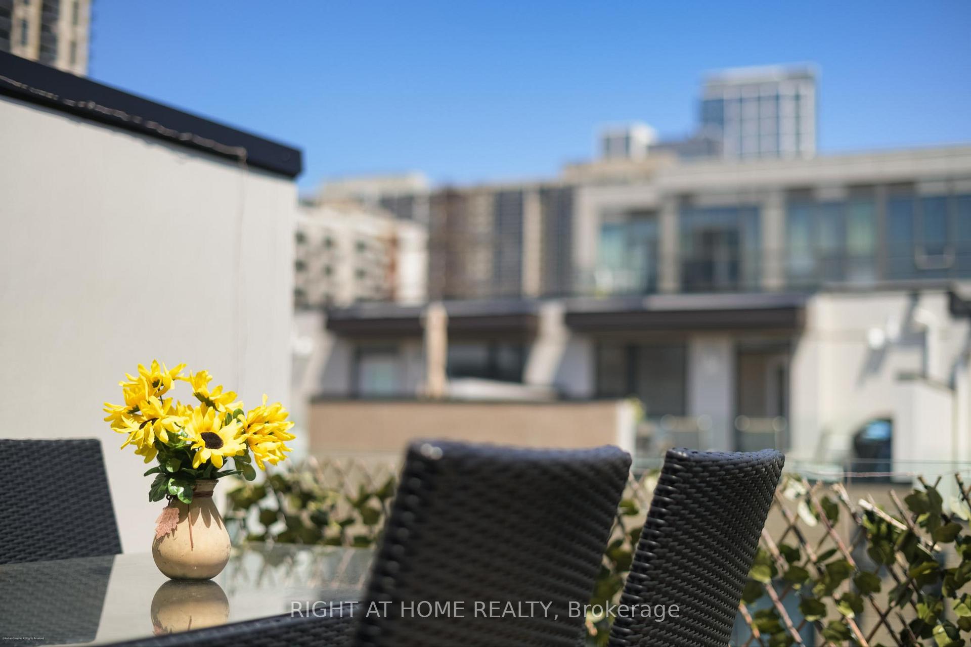 2 Bedrooms Condo at 30 Fieldway, Toronto For sale