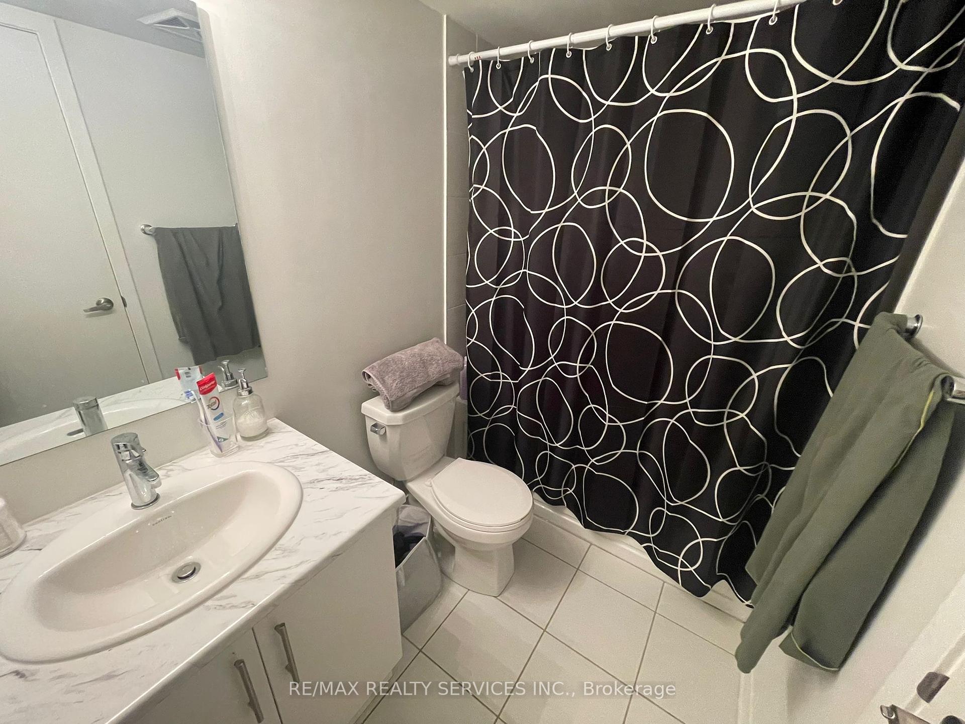 2 Bedrooms Condo at 3405 Ridgeway, Mississauga For sale