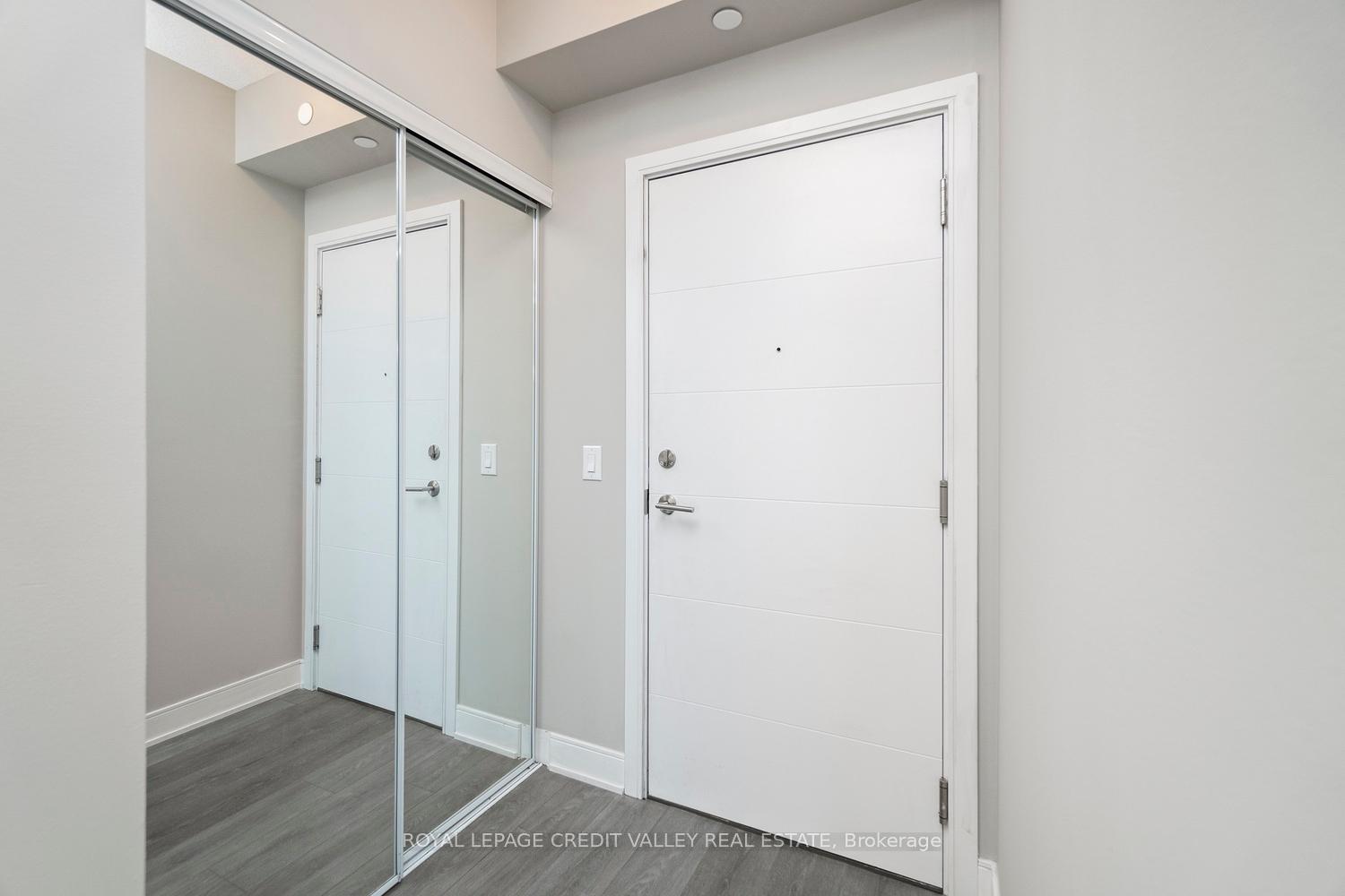 2 Bedrooms Condo at 525 Adelaide, Toronto For sale