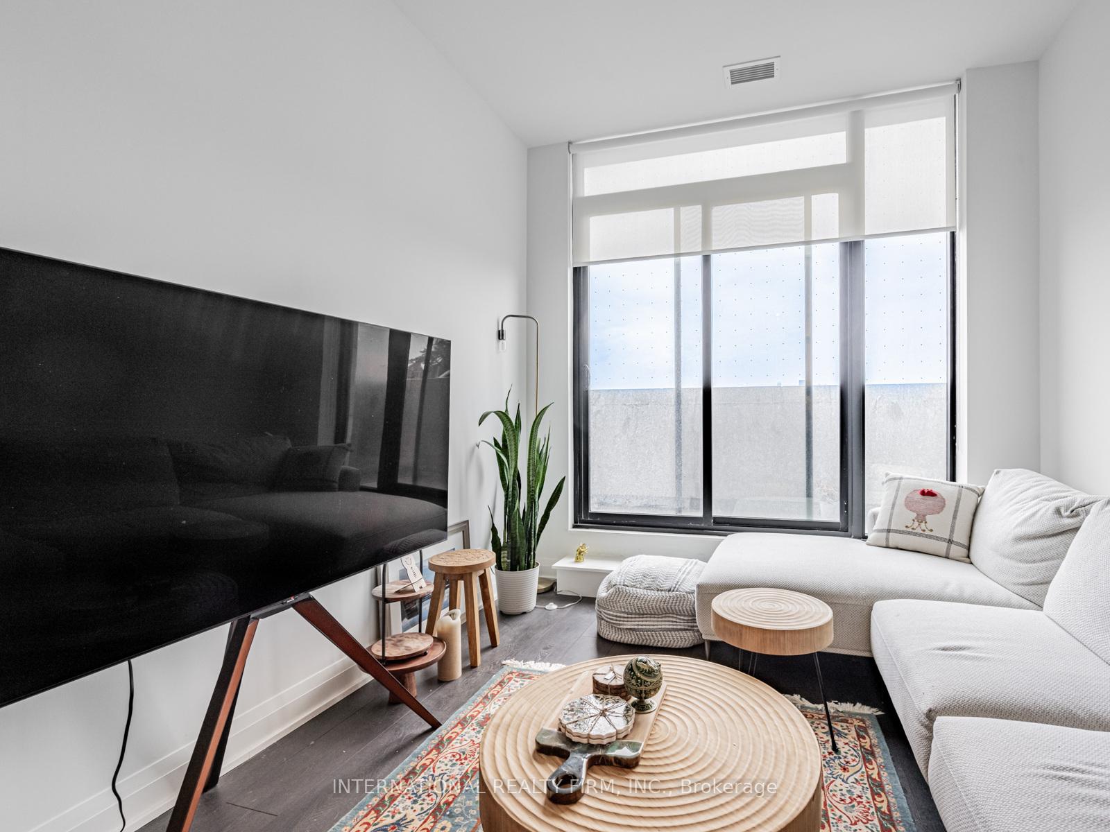 2 Bedrooms Condo at 33 Frederick Todd, Toronto For sale