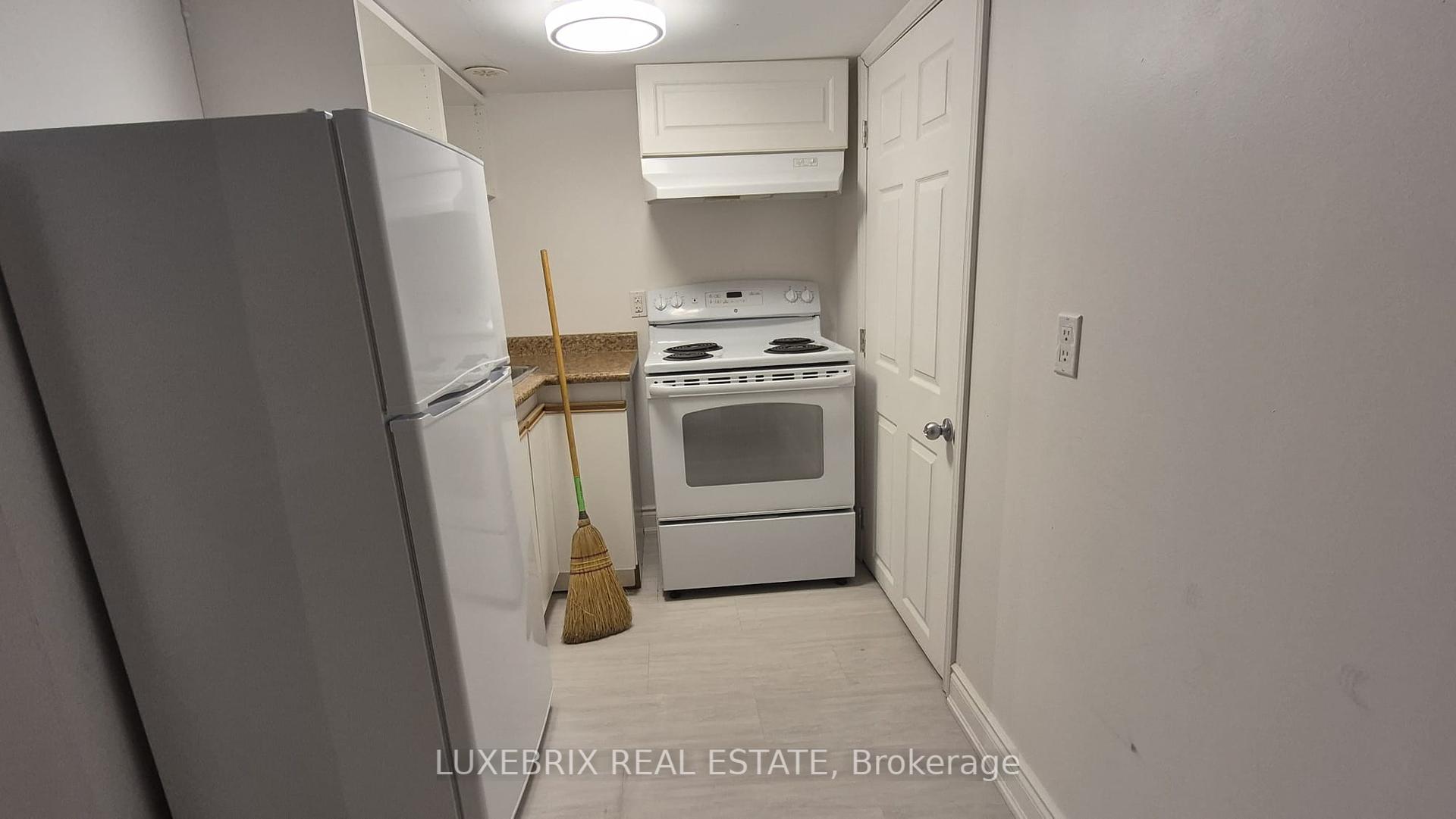 5 Bedrooms Condo at 180 Mississauga, Mississauga For sale