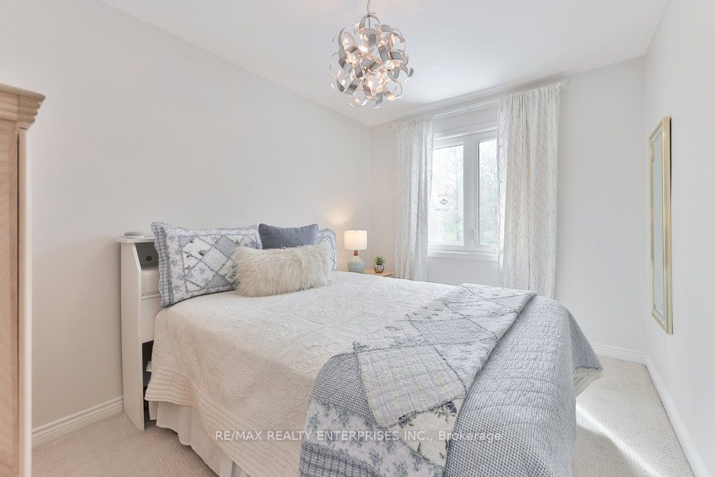 1076 Red Pine Crescent