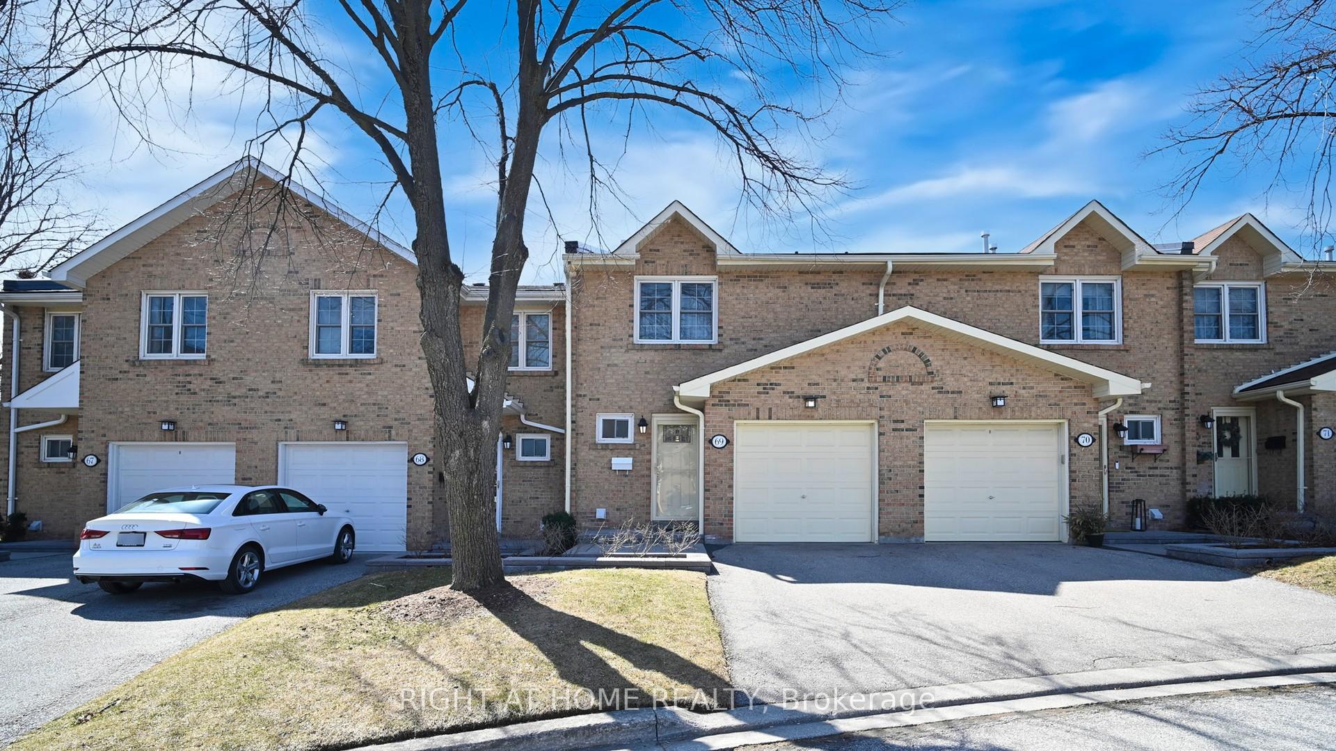 3 Bedrooms Condo at 1951 Rathburn, Mississauga For sale