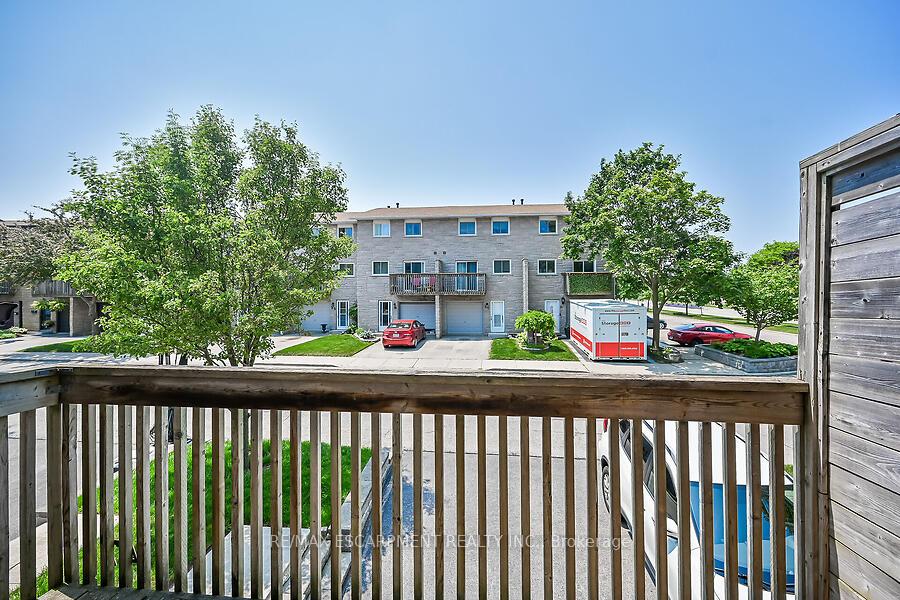 3 Bedrooms Condo at 1115 Paramount, Hamilton For sale
