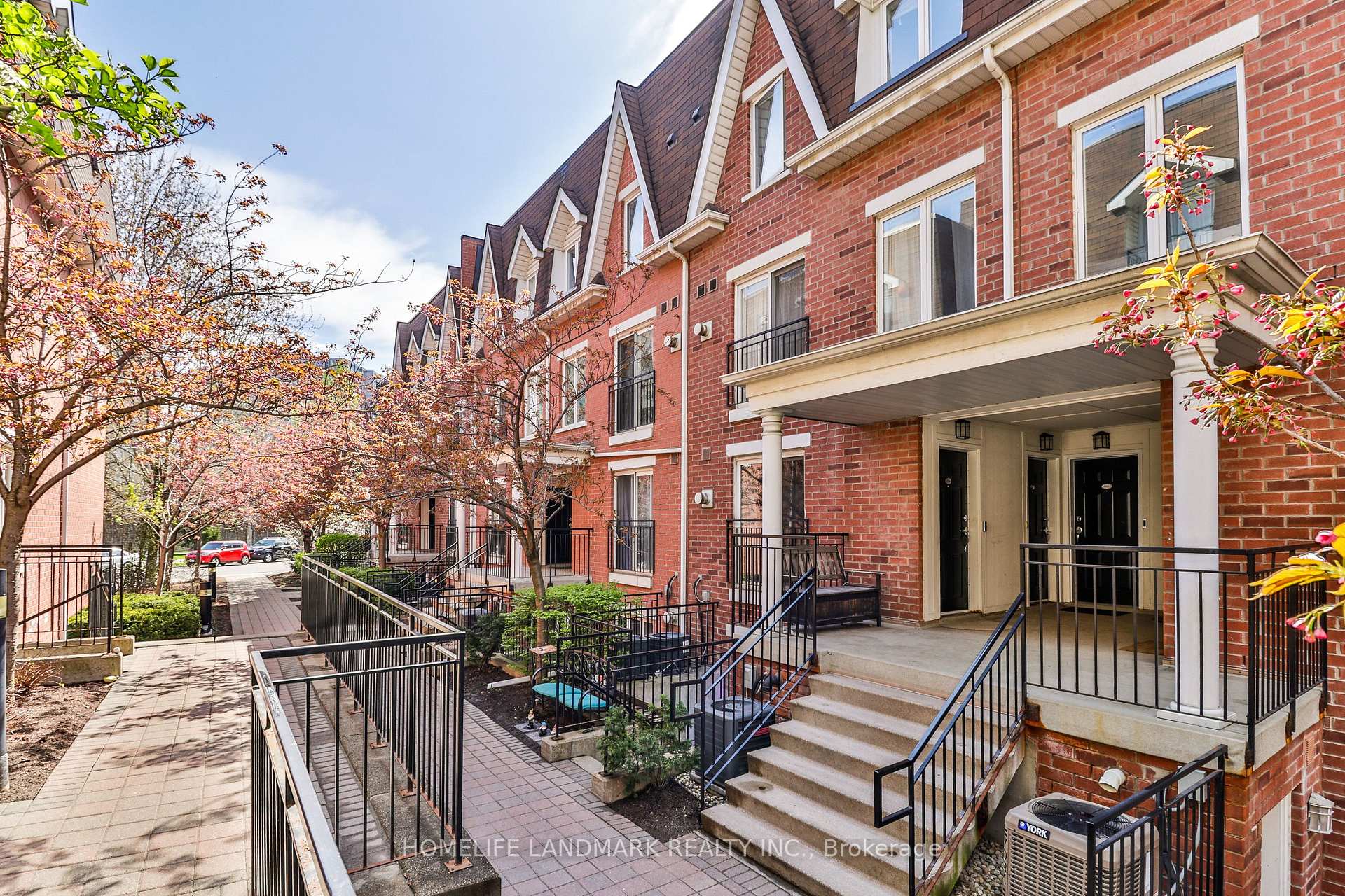 3 Bedrooms Condo at 26 Laidlaw, Toronto For sale