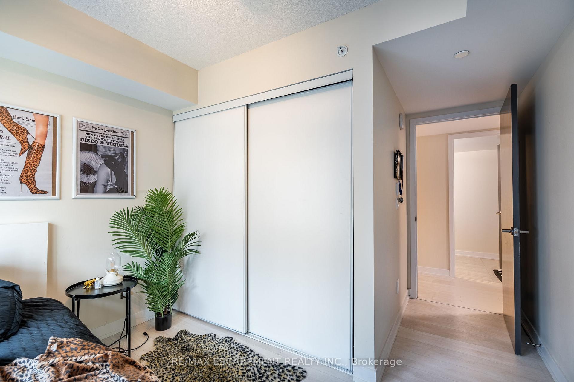 2 Bedrooms Condo at 1119 COOKE, Burlington For sale