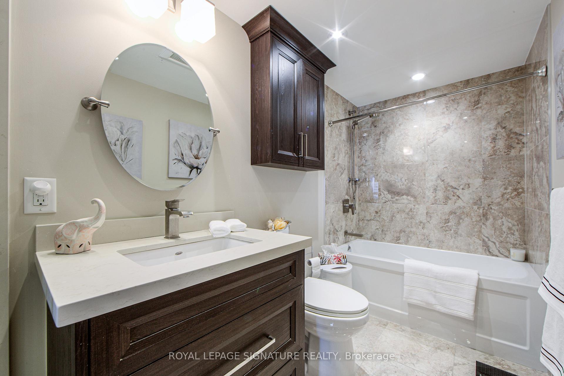 3 Bedrooms Condo at 55 Kingsbridge Garden, Mississauga For sale