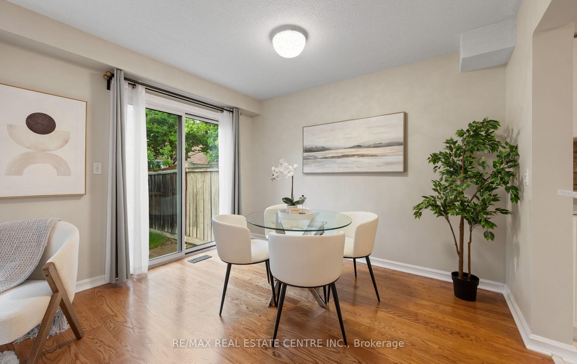 4 Bedrooms Condo at 5030 Heatherleigh, Mississauga For sale
