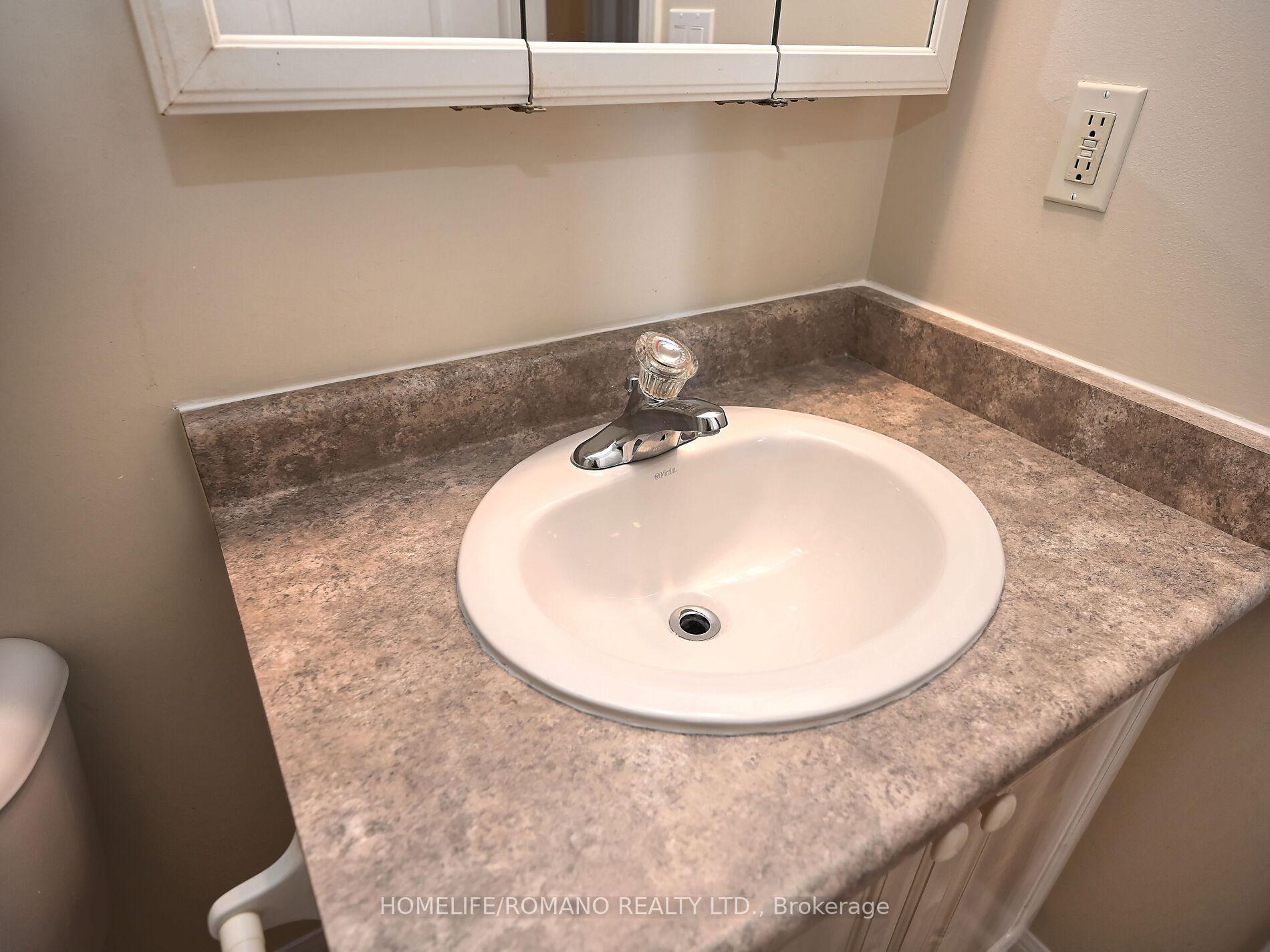 4 Bedrooms Condo at 3030 Breakwater, Mississauga For sale