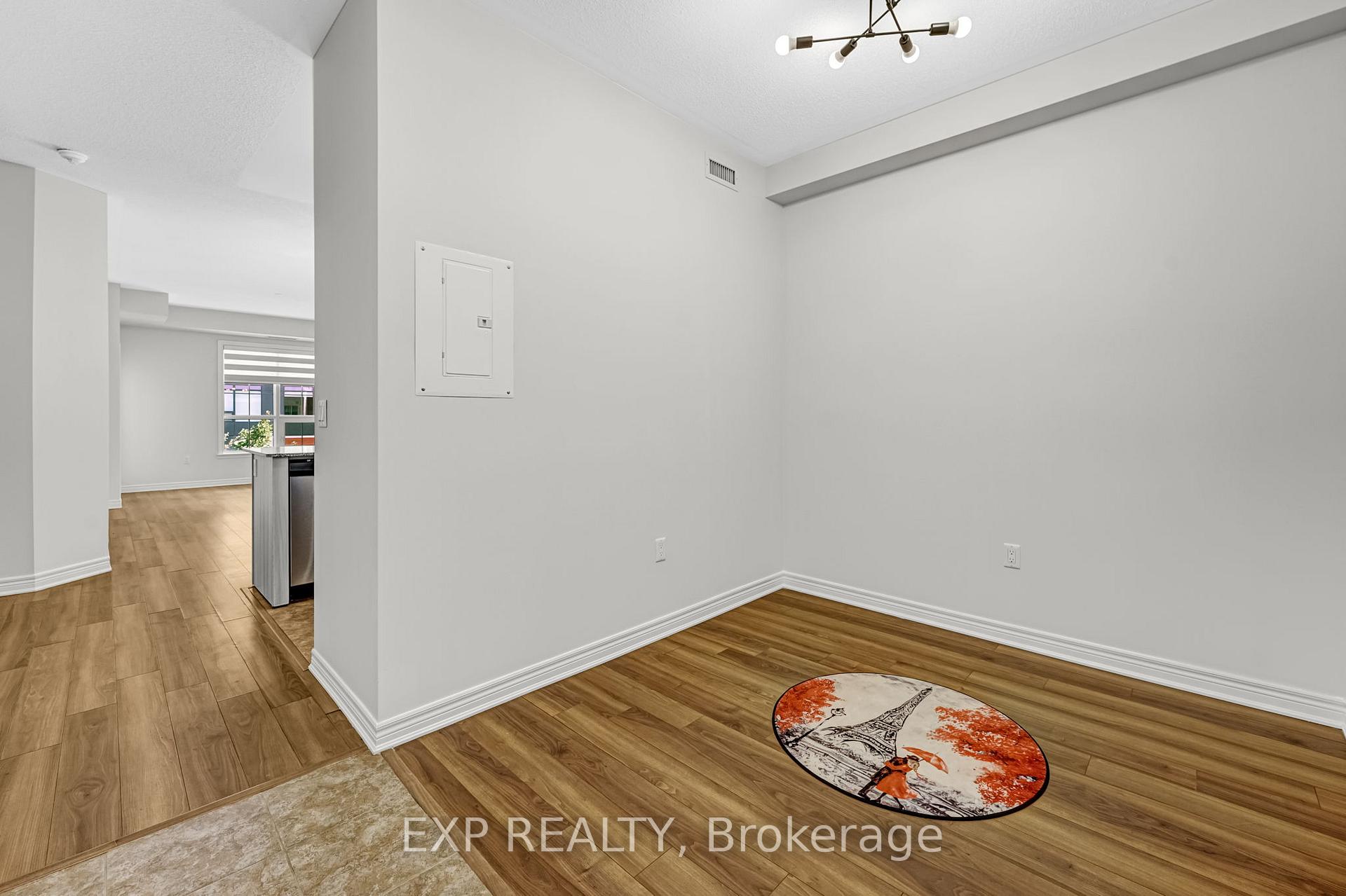 3 Bedrooms Condo at 216 Oak Park, Oakville For sale