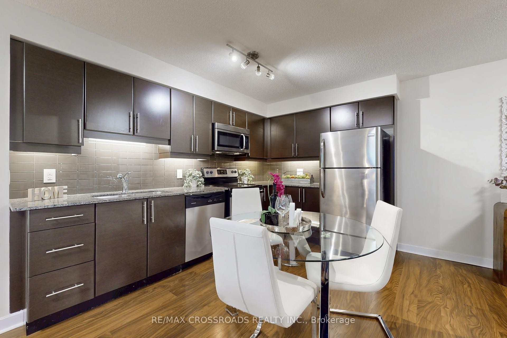 2 Bedrooms Condo at 33 Bay, Toronto For sale