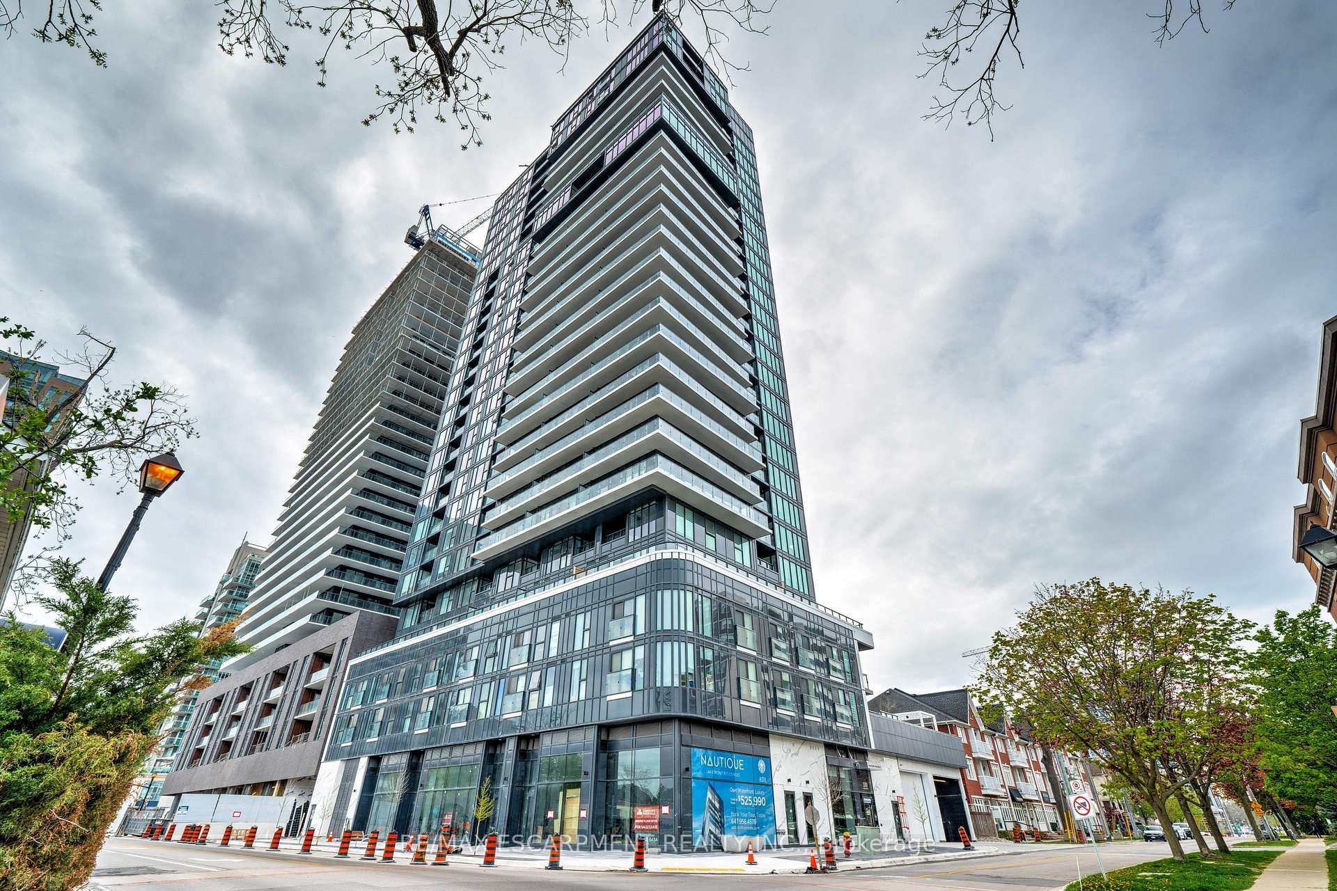 2 Bedrooms Condo at 370 Martha, Burlington For sale