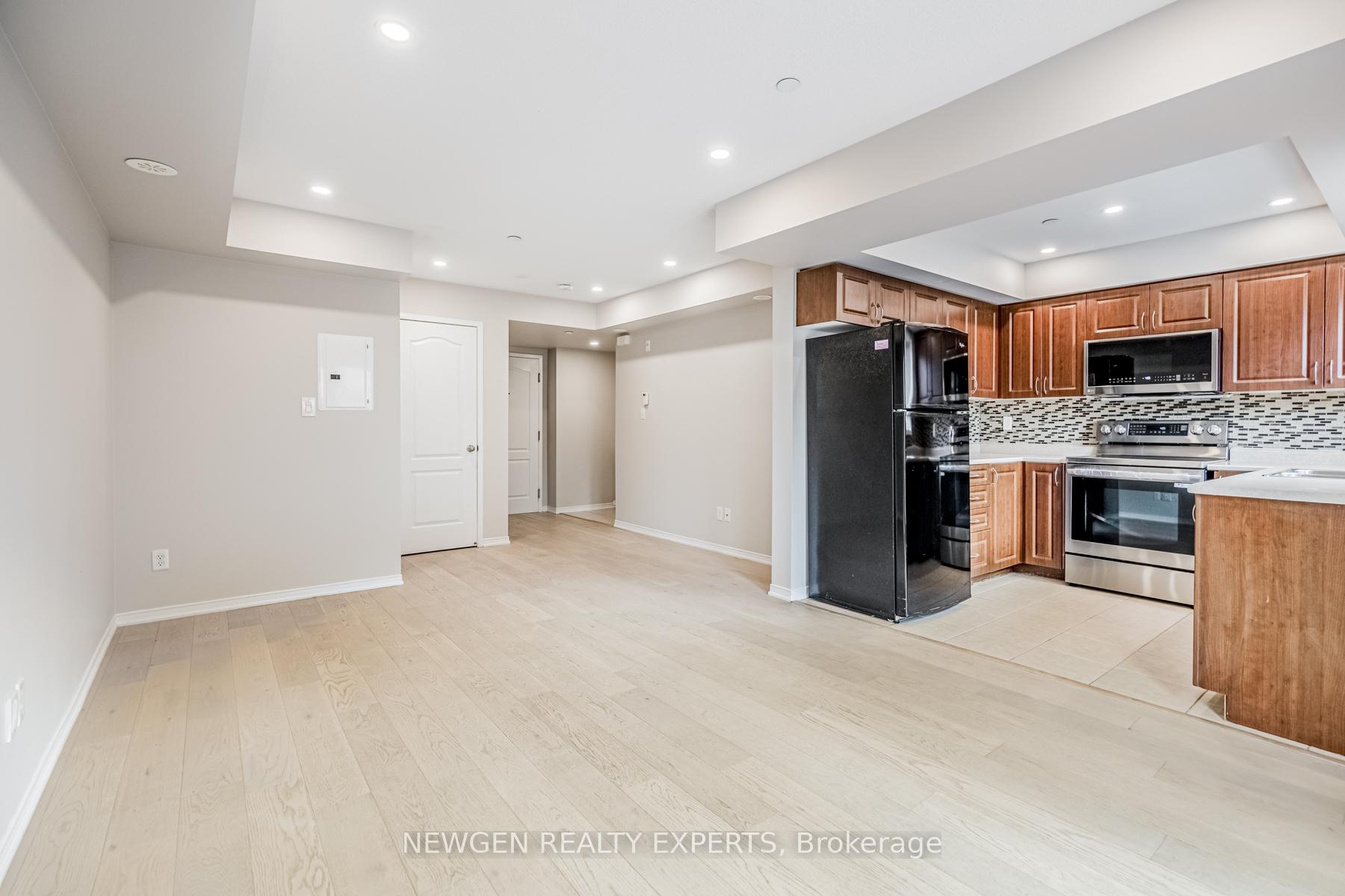 2 Bedrooms Condo at 51 Hays, Oakville For sale