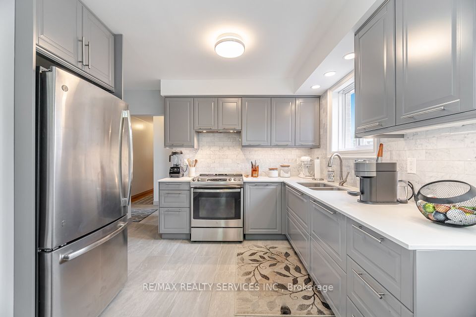 7541 Darcel Avenue, Mississauga, ON L4T 2X6