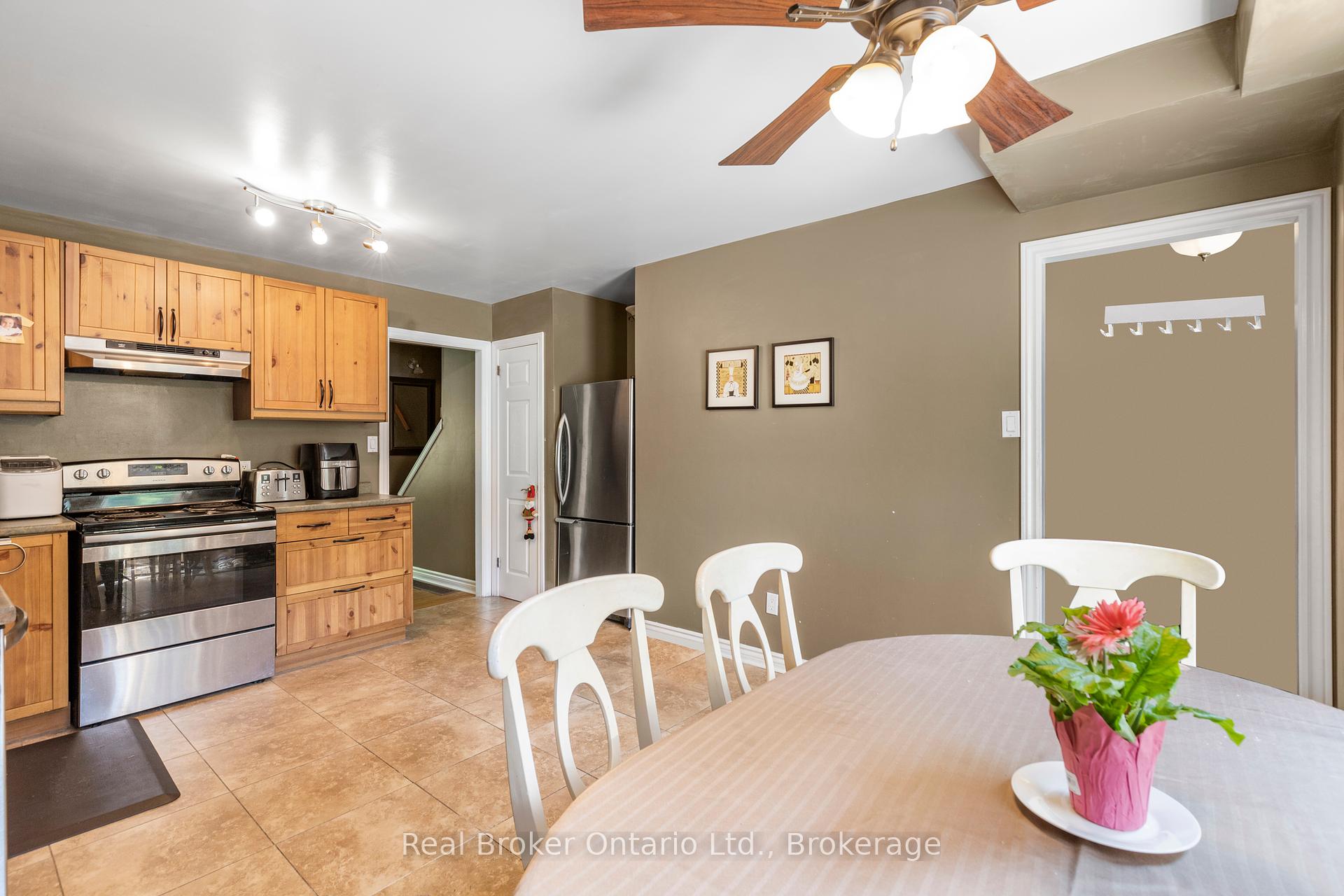 3 Bedrooms Condo at 2111 Meadowbrook, Burlington For sale