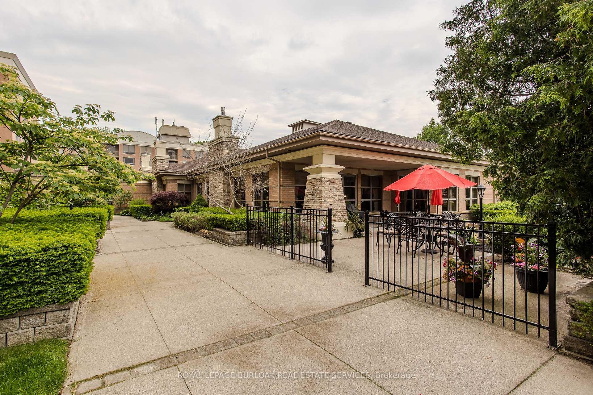 2 Bedrooms Condo at 100 Burloak, Burlington For sale