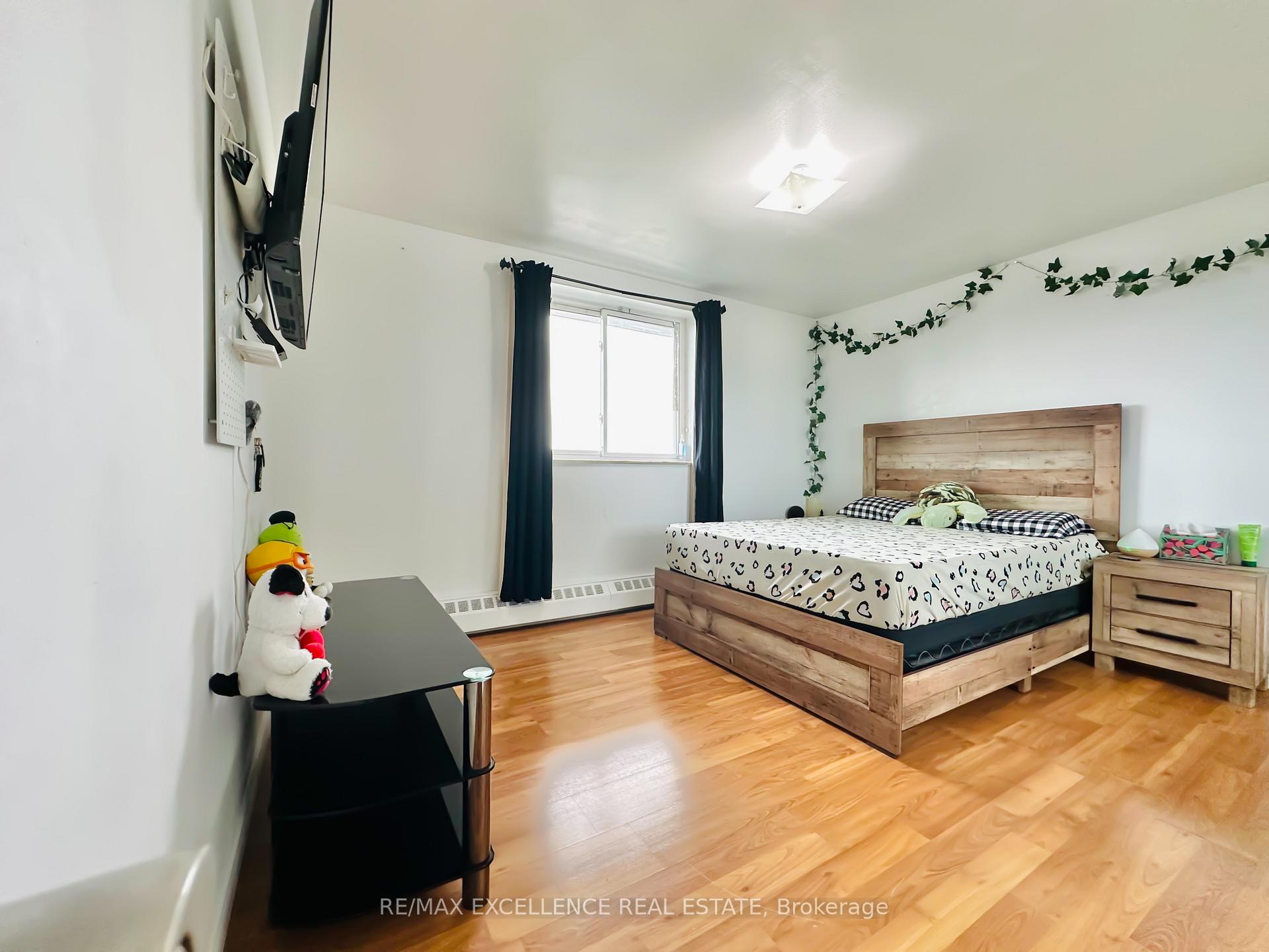 2 Bedrooms Condo at 3533 Derry,  Mississauga For sale