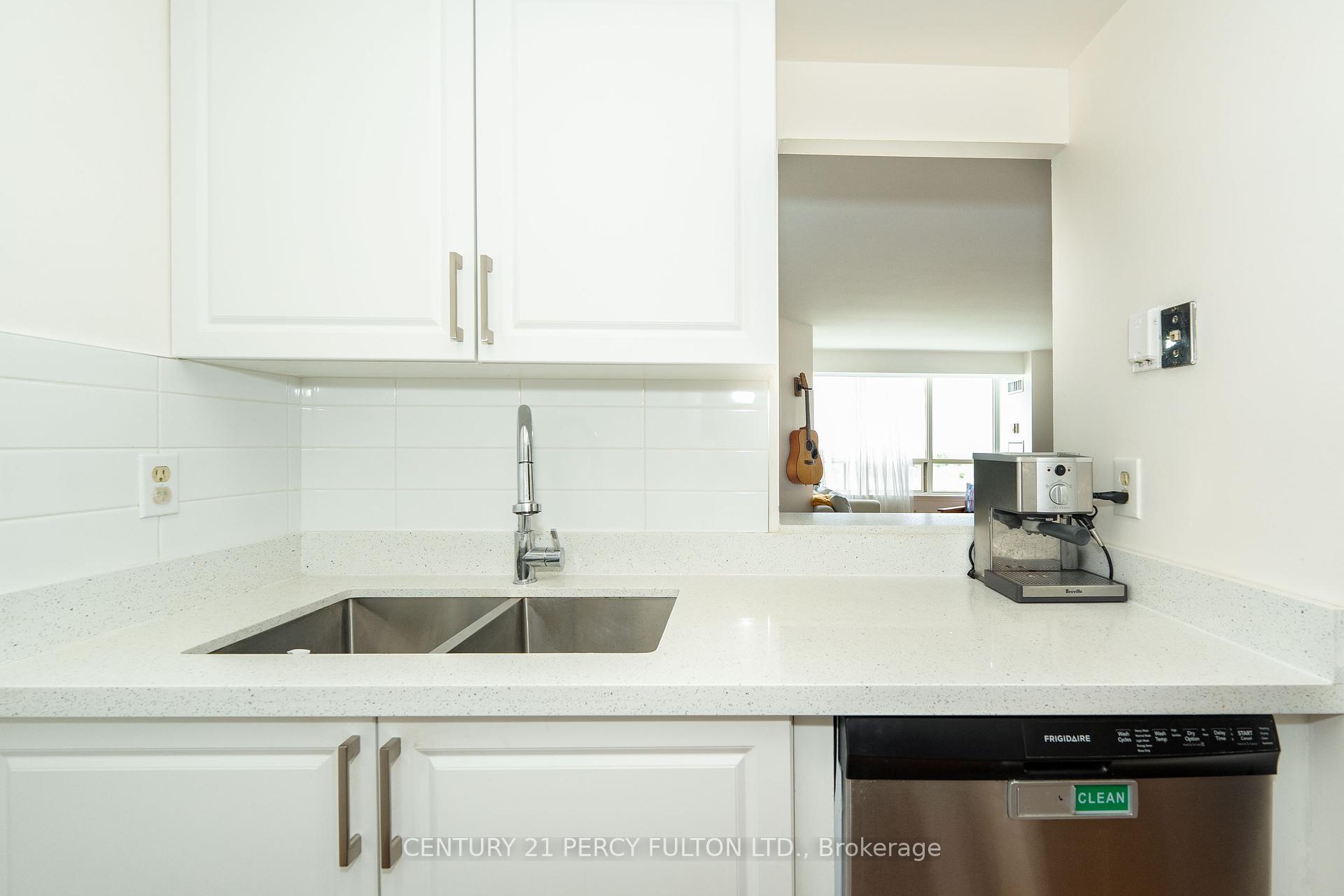 2 Bedrooms Condo at 3 Greystone Walk, Toronto For sale