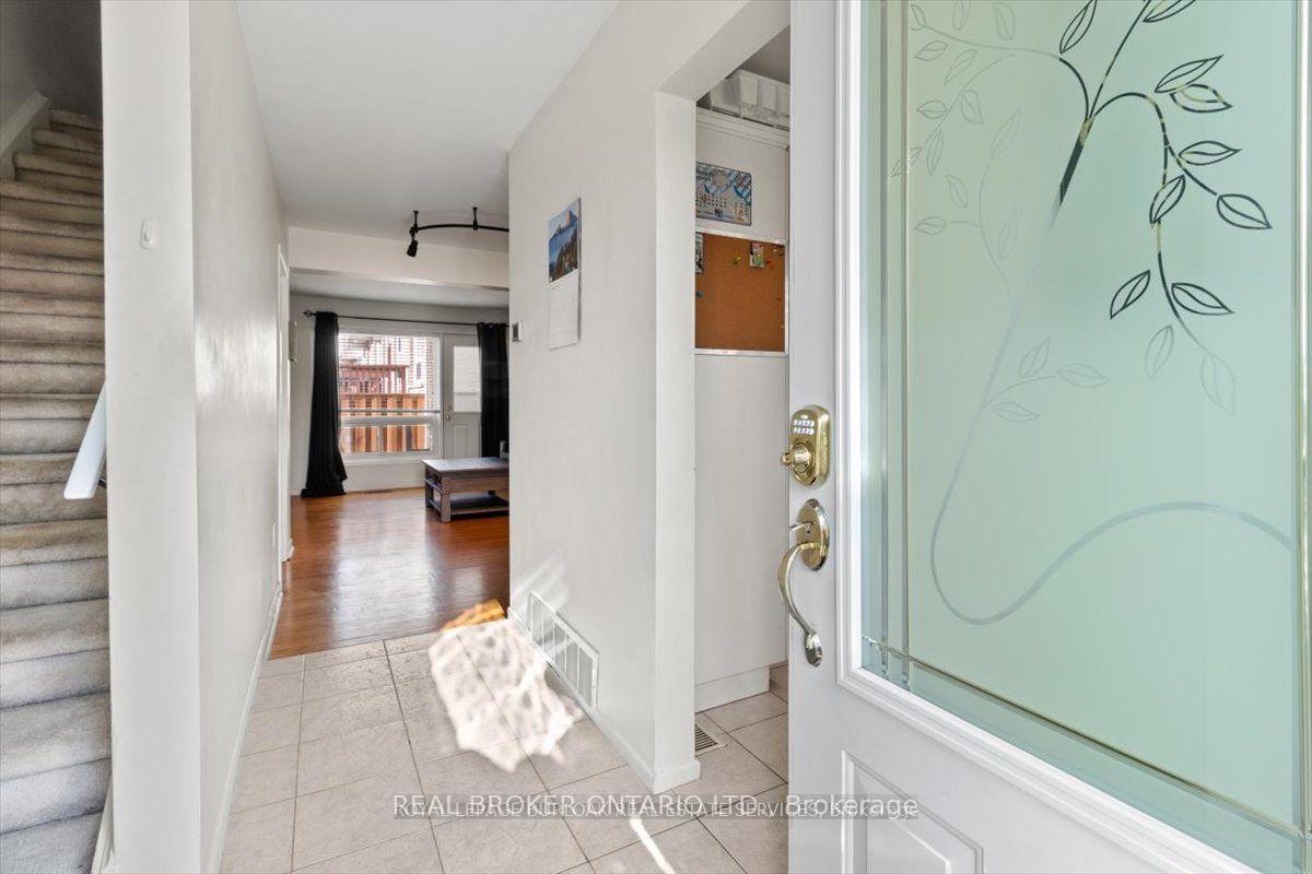 2 Bedrooms Condo at 11 Colmar, Hamilton For sale