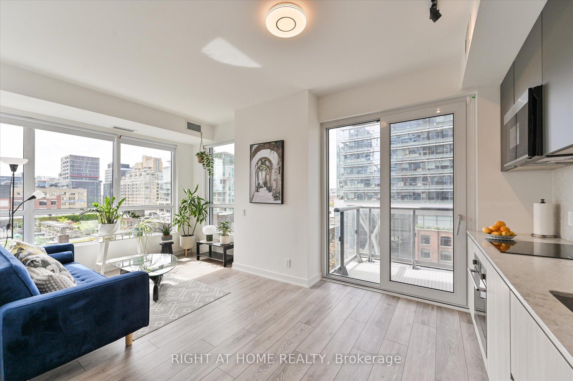3 Bedrooms Condo at 108 Peter, Toronto For sale