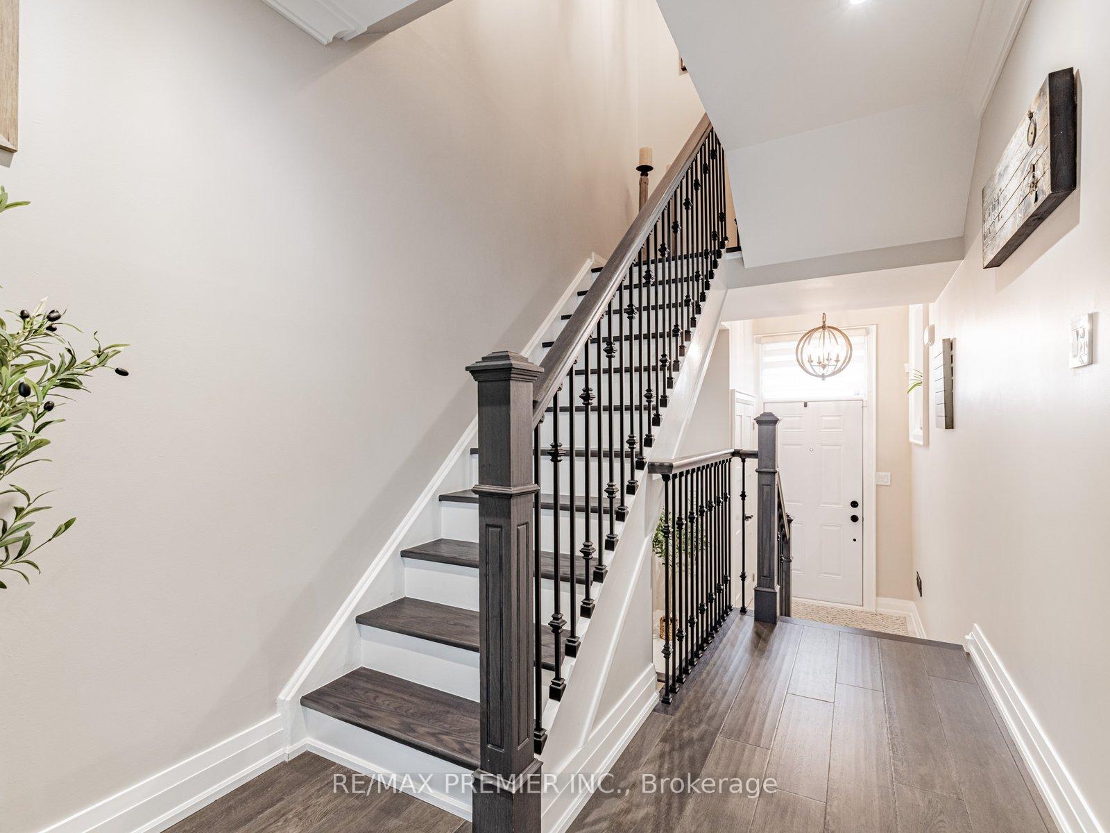 3 Bedrooms Condo at 213 Woodbridge, Vaughan For sale