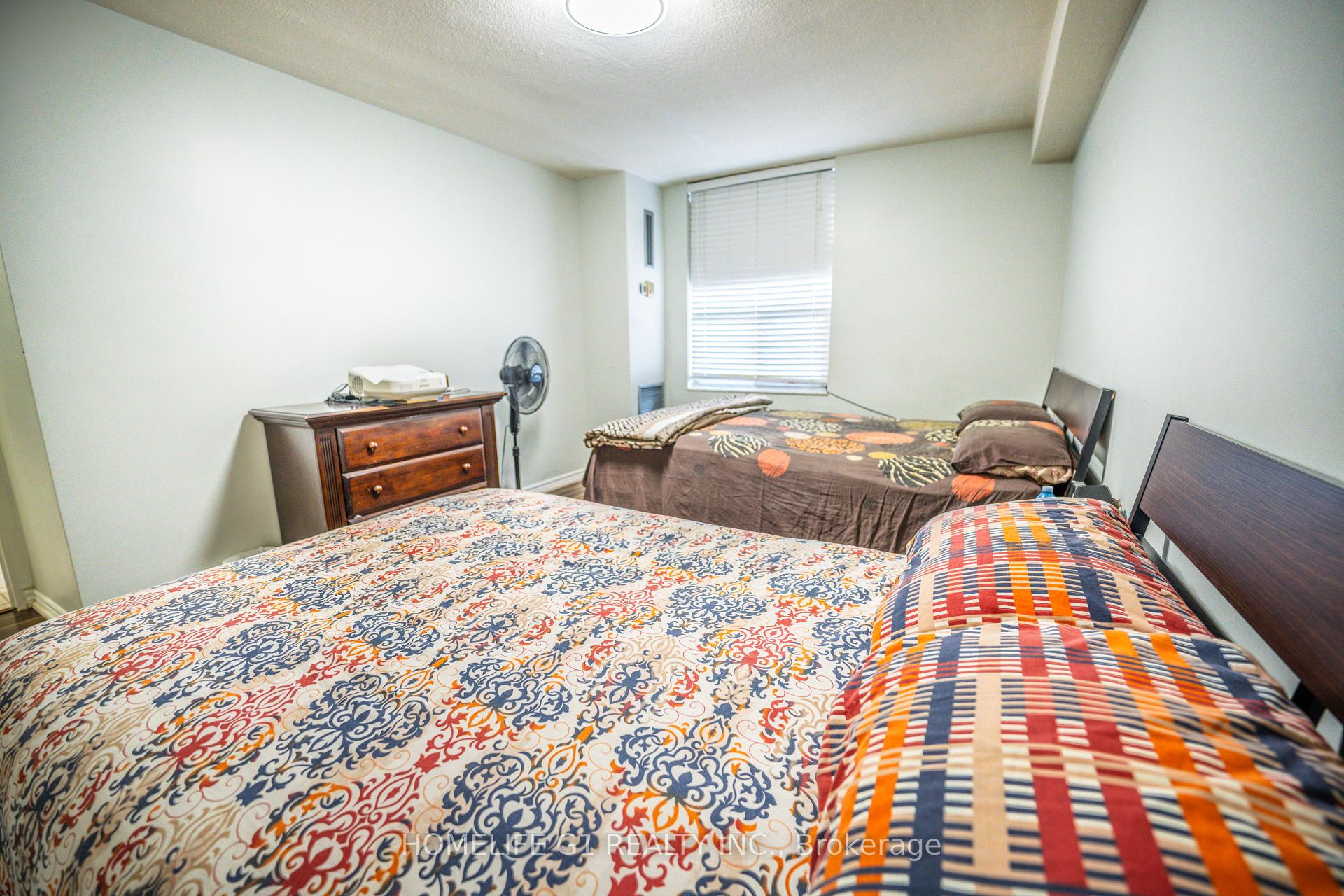3 Bedrooms Condo at 5 Shady, Toronto For sale