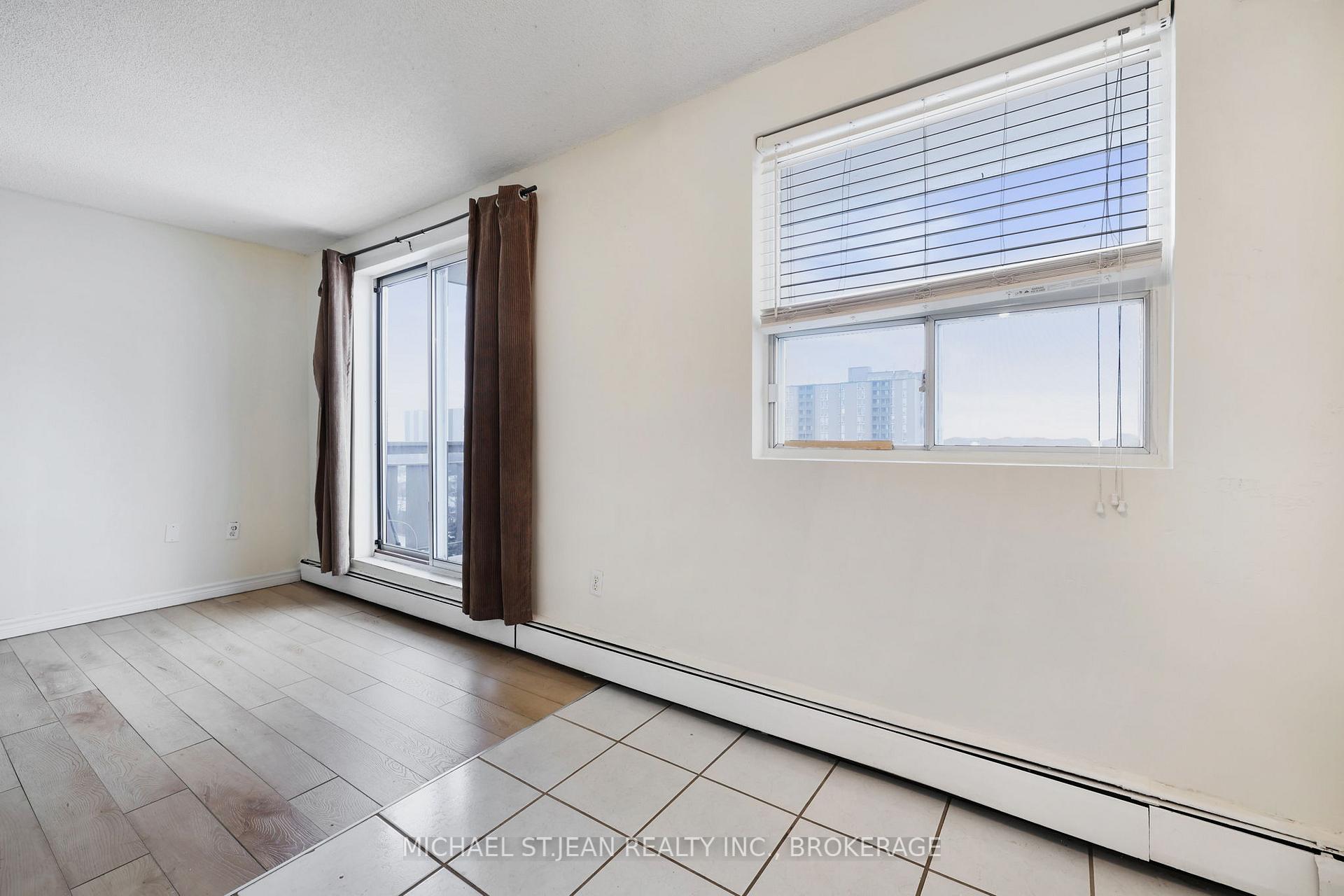 2 Bedrooms Condo at 851 Queenston,  Hamilton For sale