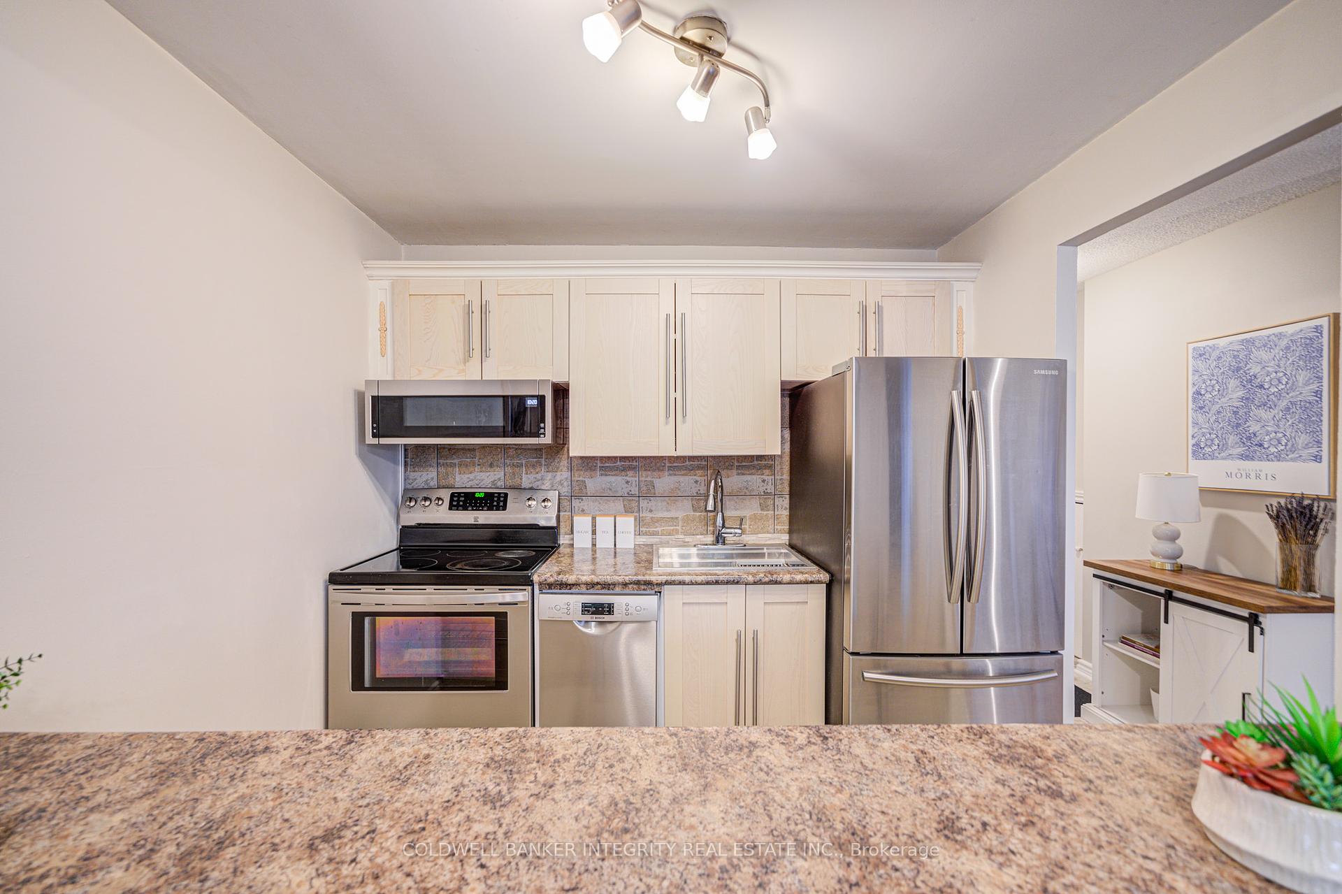 3 Bedrooms Condo at 1036 Falgarwood, Oakville For sale
