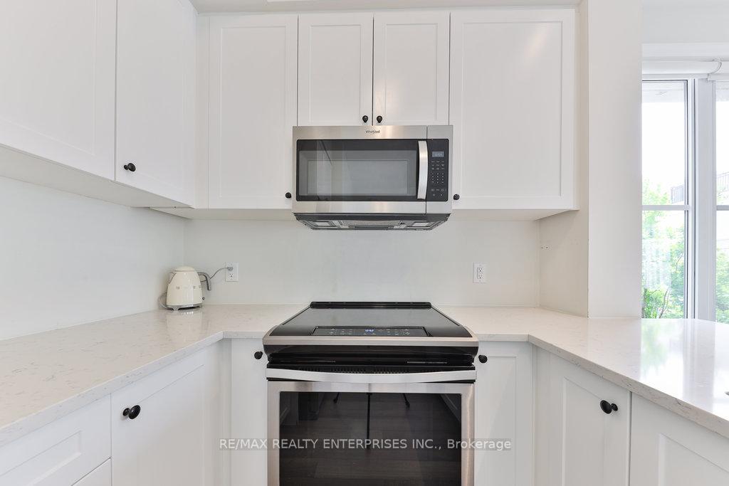 2 Bedrooms Condo at 657 Cricklewood, Mississauga For sale