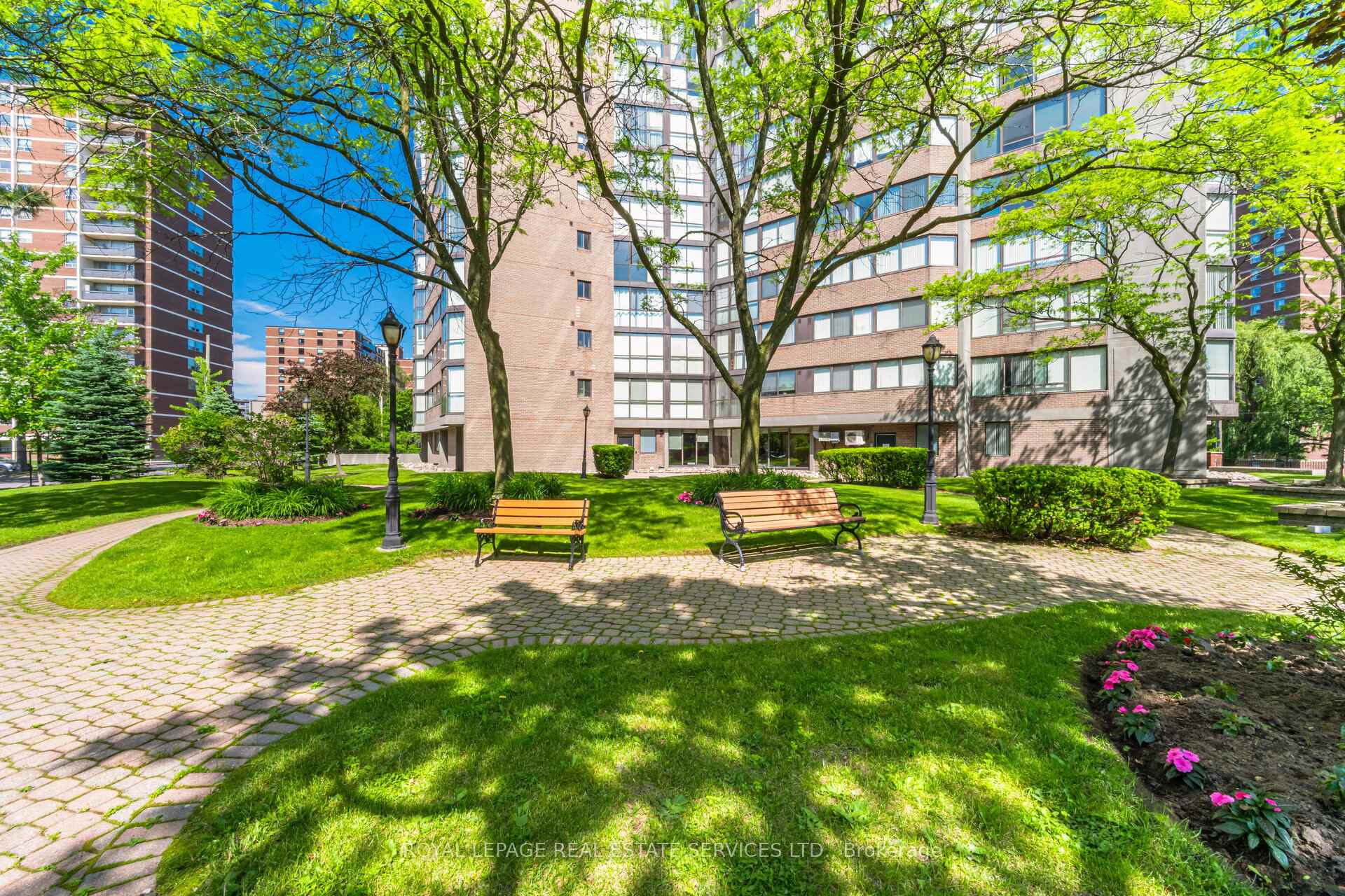 2 Bedrooms Condo at 40 Richview, Toronto For sale