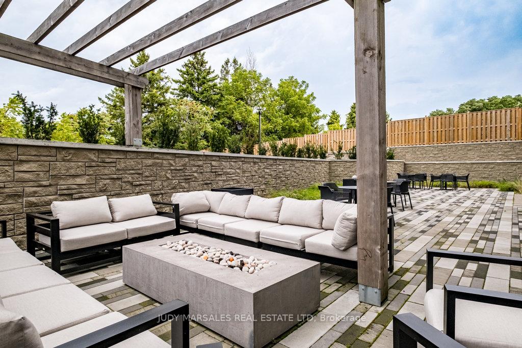 2 Bedrooms Condo at 16 Markle,  Hamilton For sale