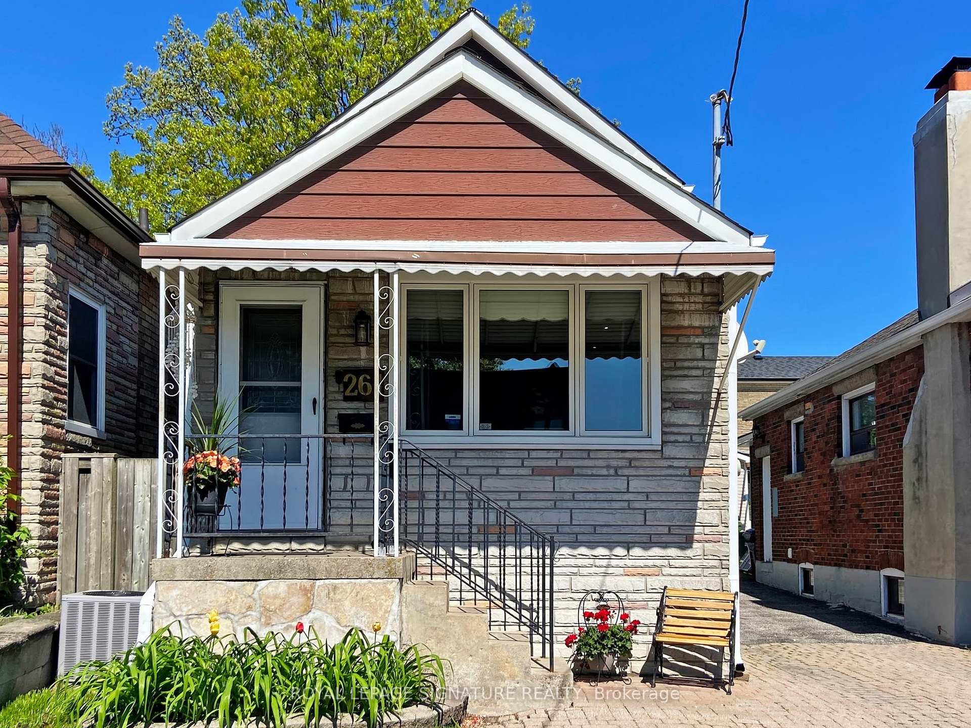 261 Glebemount Avenue, Toronto, ON M4C 3T7