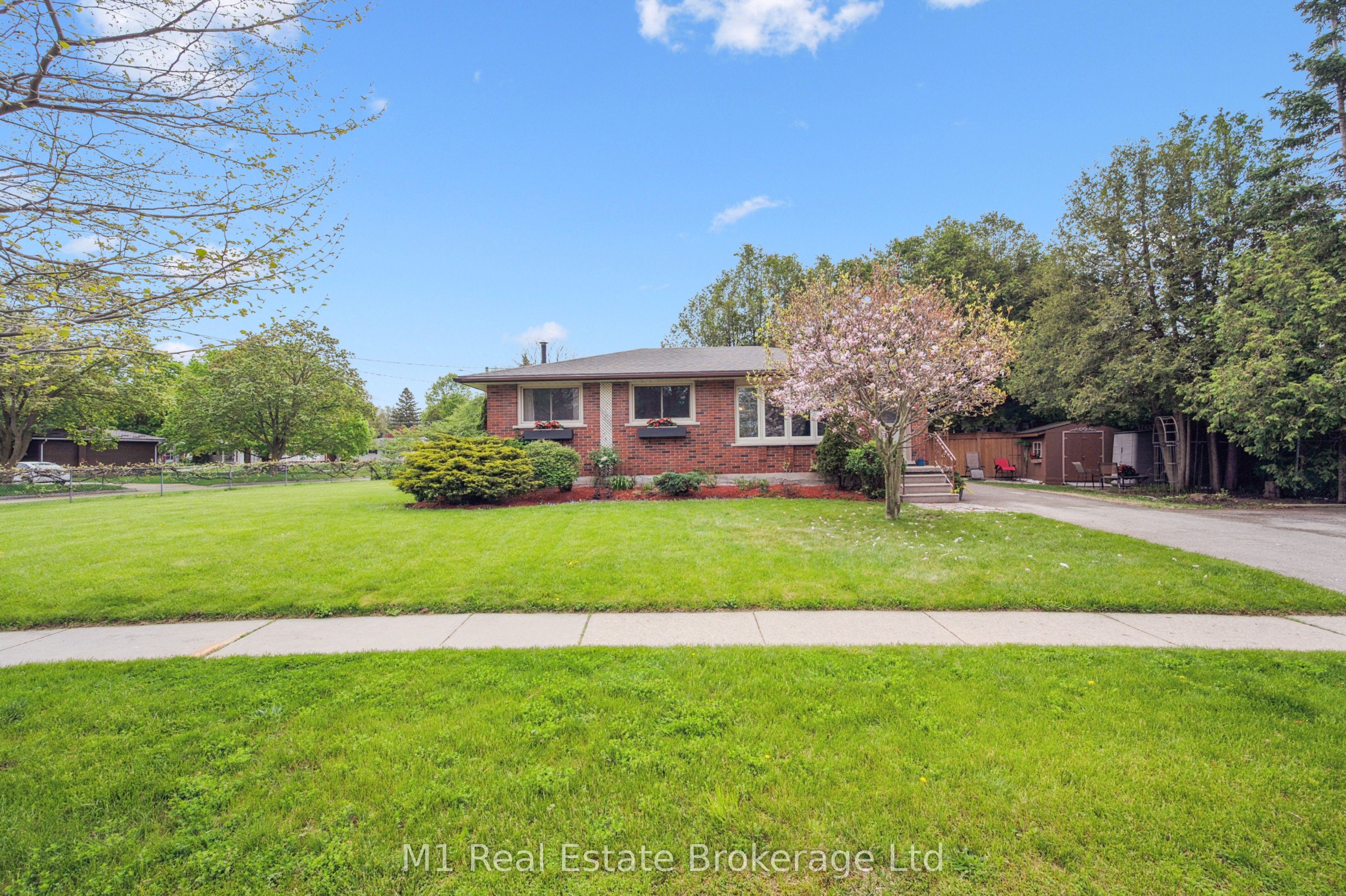 7 Golfview Road, Guelph, ON N1E 1A3
