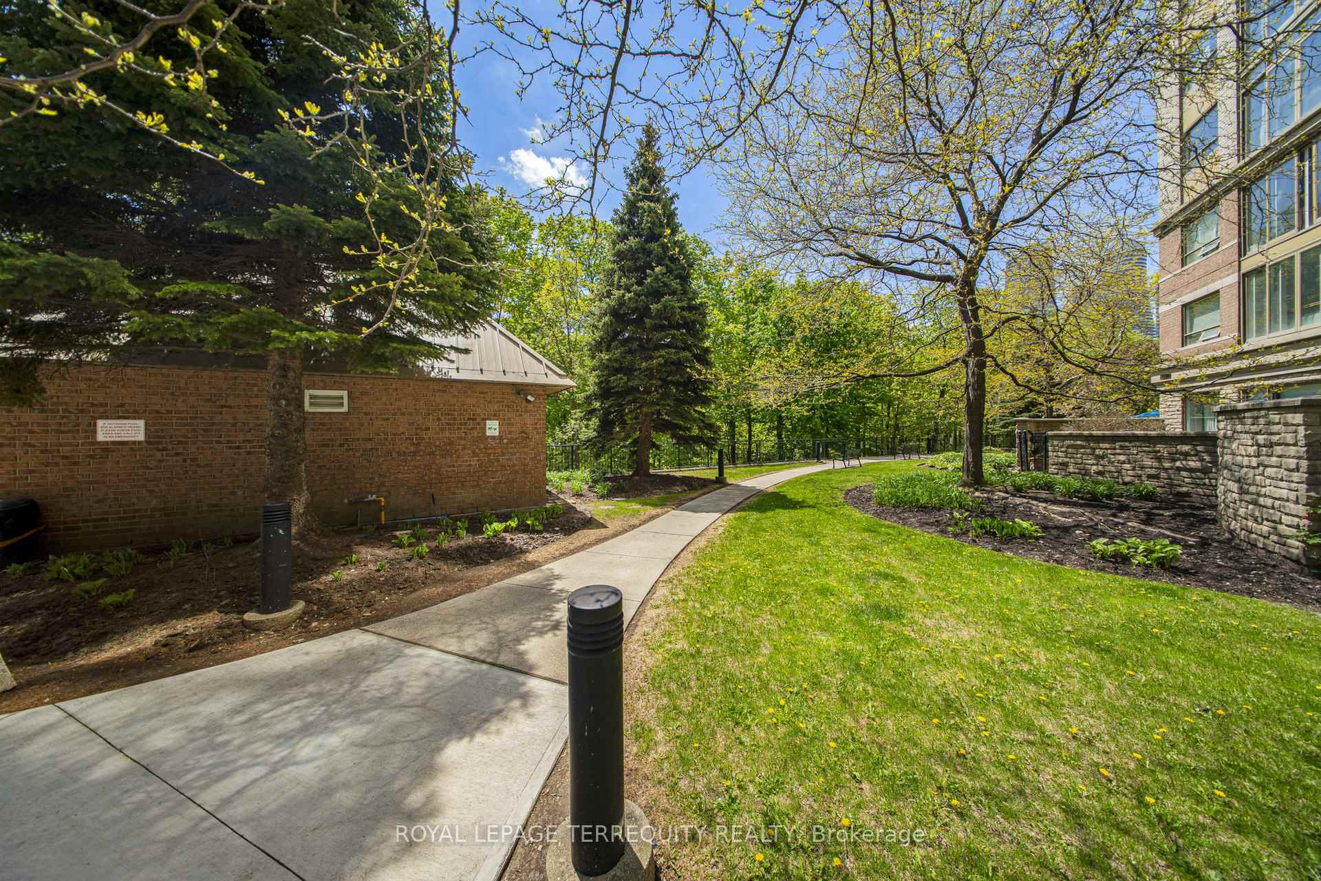 2 Bedrooms Condo at 200 Burnhamthorpe, Mississauga For sale