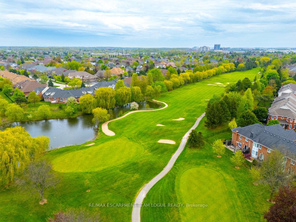 4 Bedrooms Condo at 2145 Country Club, Burlington For sale