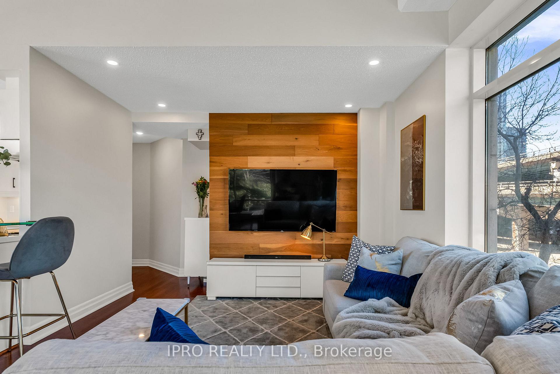 3 Bedrooms Condo at 500 Queens, Toronto For sale
