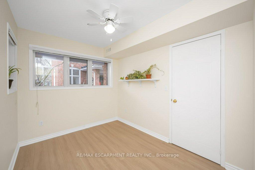 3 Bedrooms Condo at 101 Bristol, Mississauga For sale