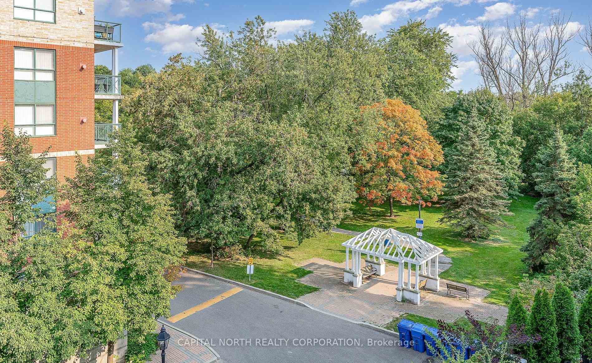 3 Bedrooms Condo at 33 Wallace, Vaughan For sale