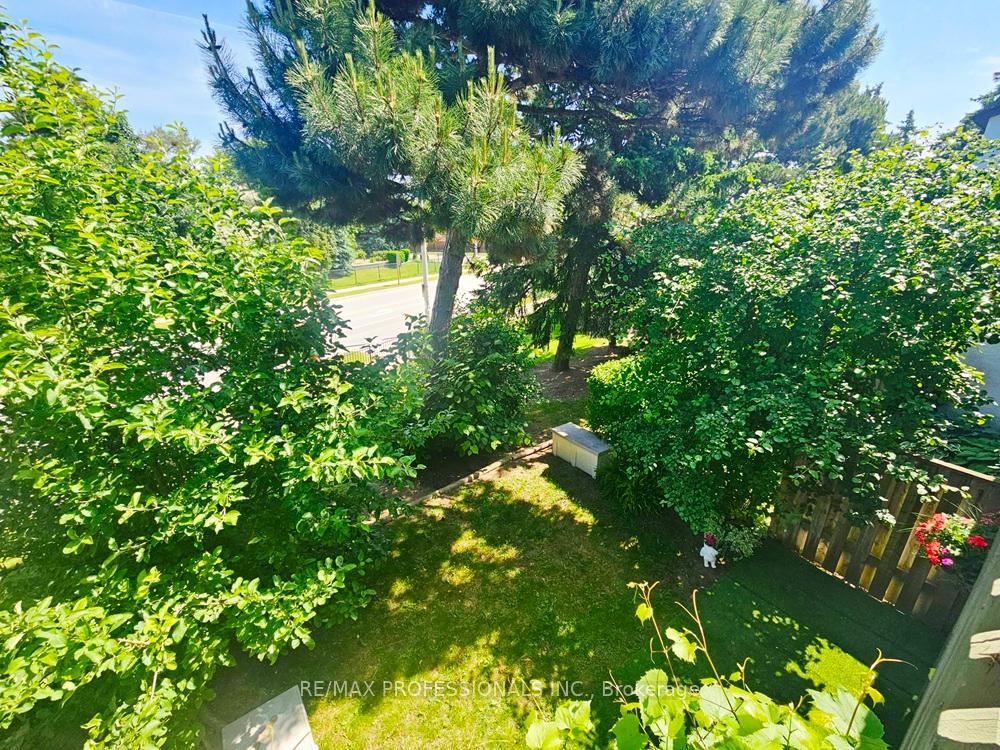 4 Bedrooms Condo at 2651 Aquitaine, Mississauga For sale